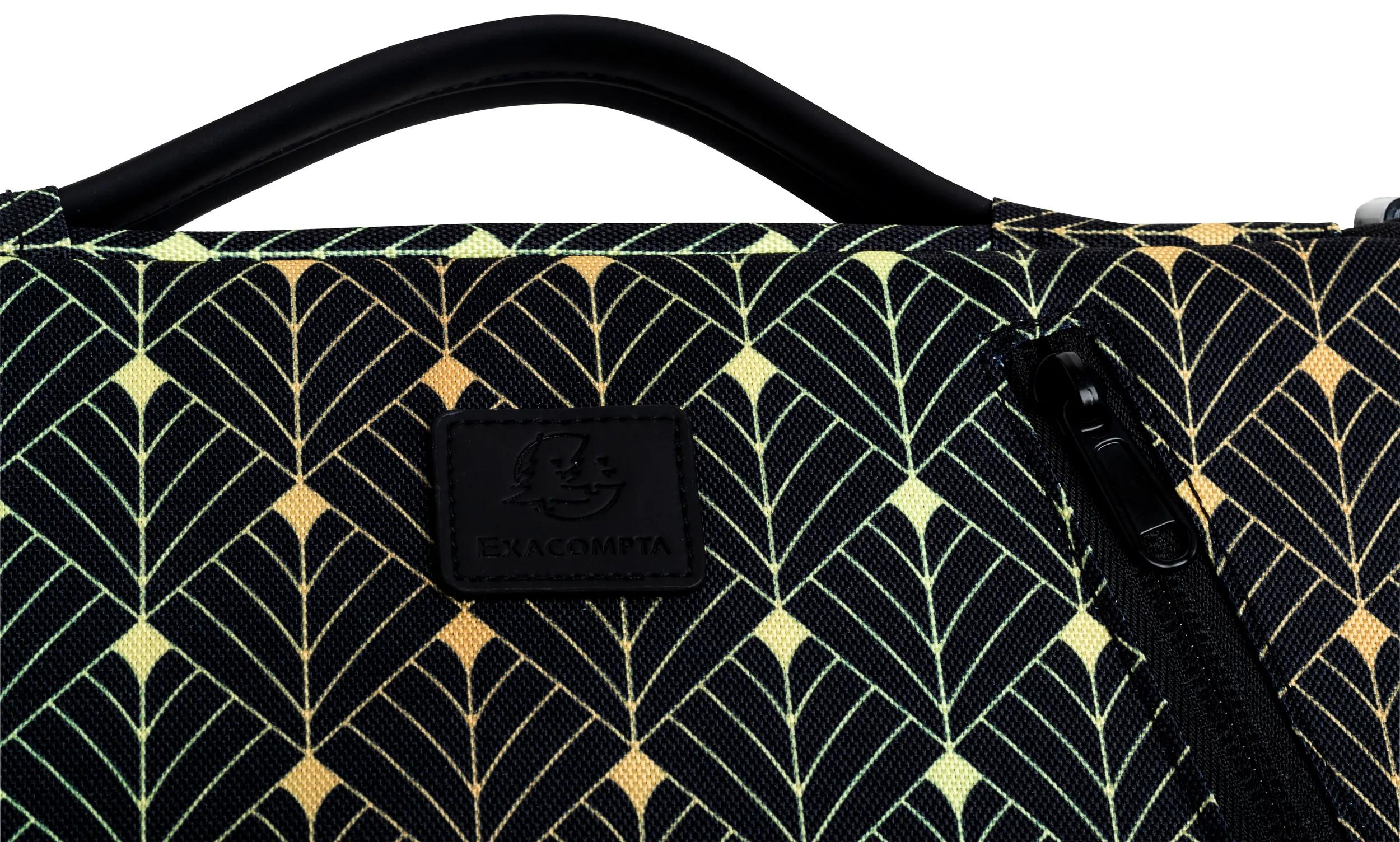 Primo piano di una borsa nera con motivo geometrico oro e nero. Include cerniera, manico e logo del marchio.
