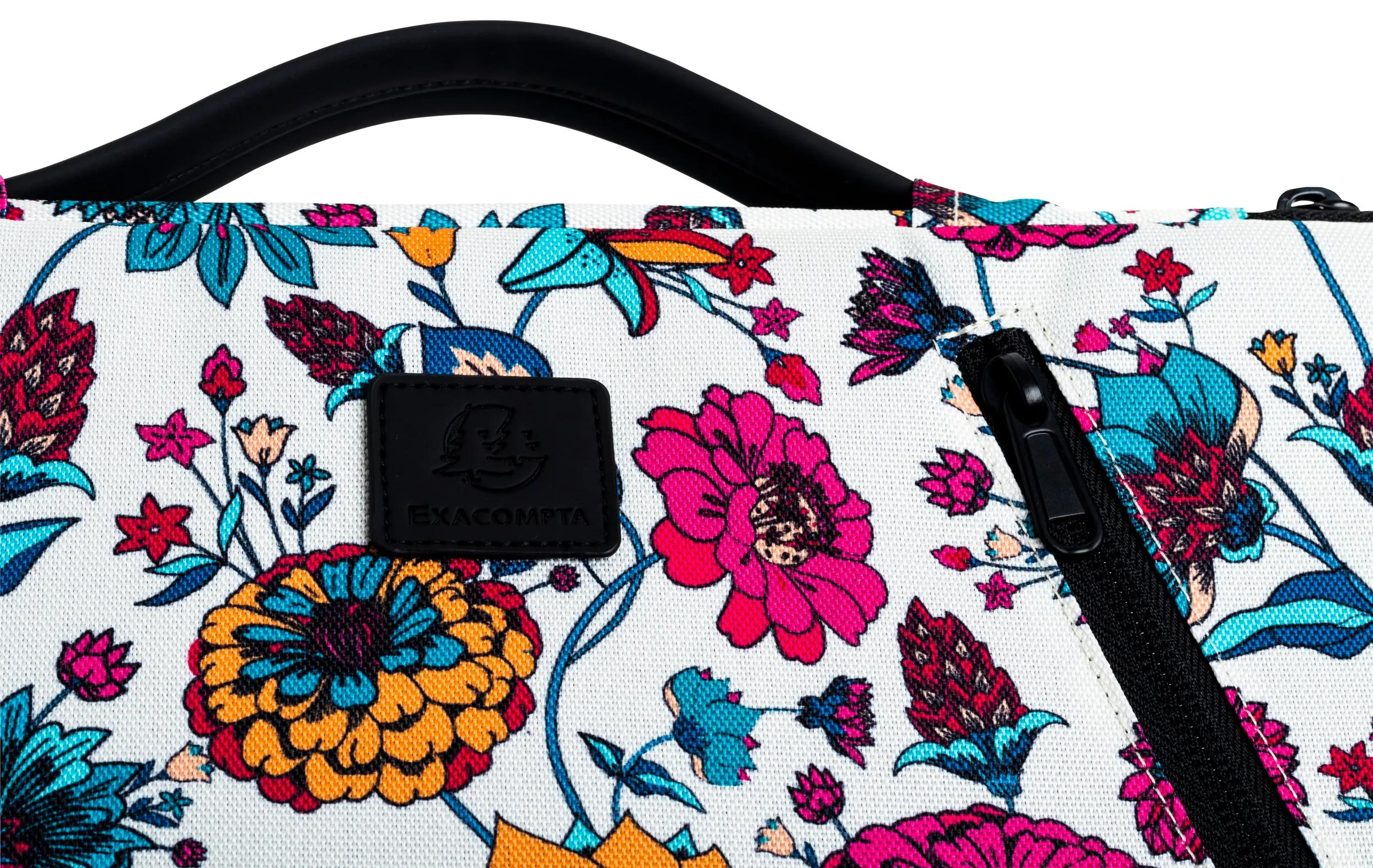 Una borsa fantasia con manico e cerniera neri, con fiori rosa, arancioni e blu su sfondo bianco.