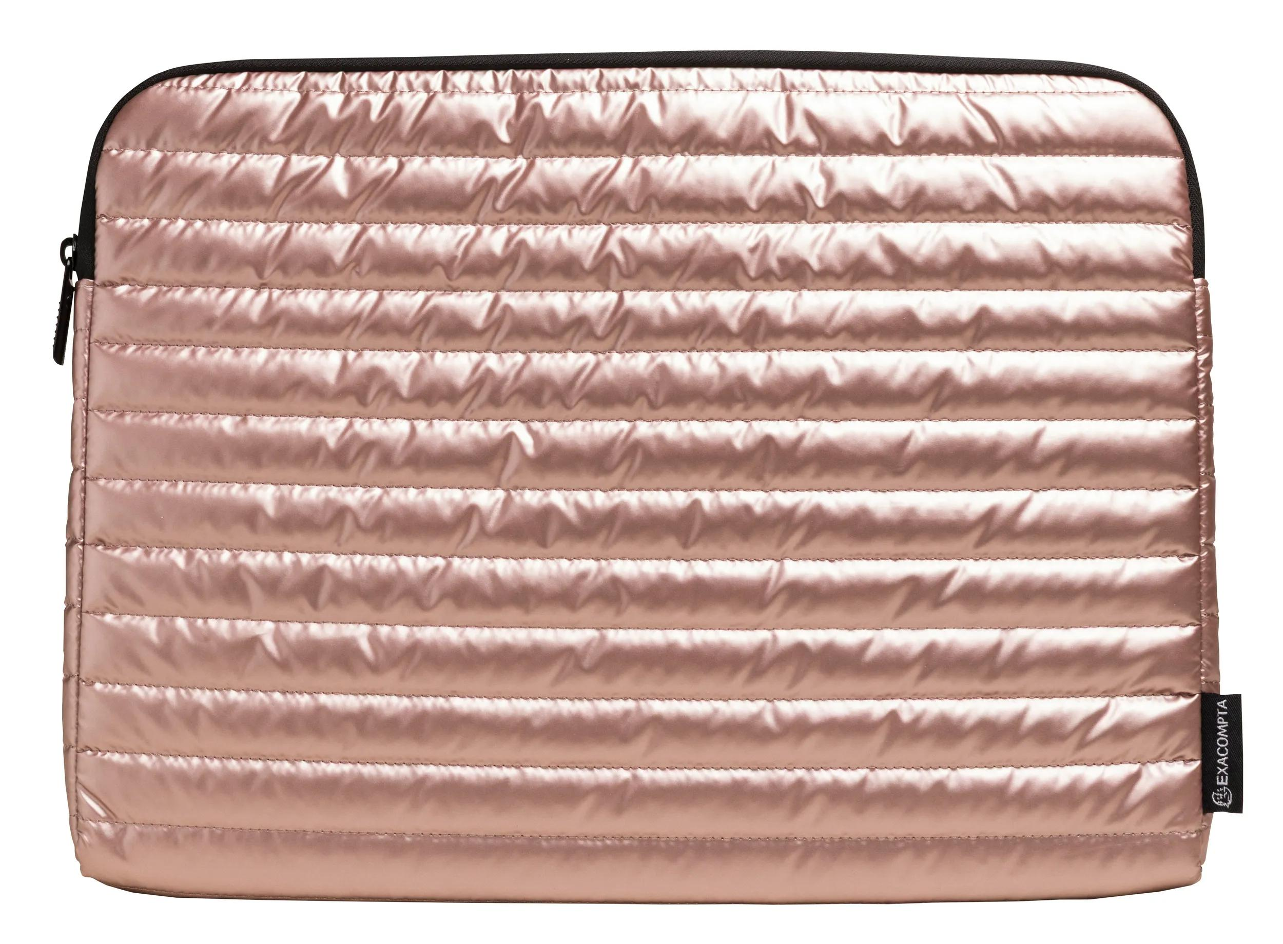 Una funda acolchada para portátil de color oro rosa. Tiene líneas horizontales. Cremallera y ribete negros, un logo.