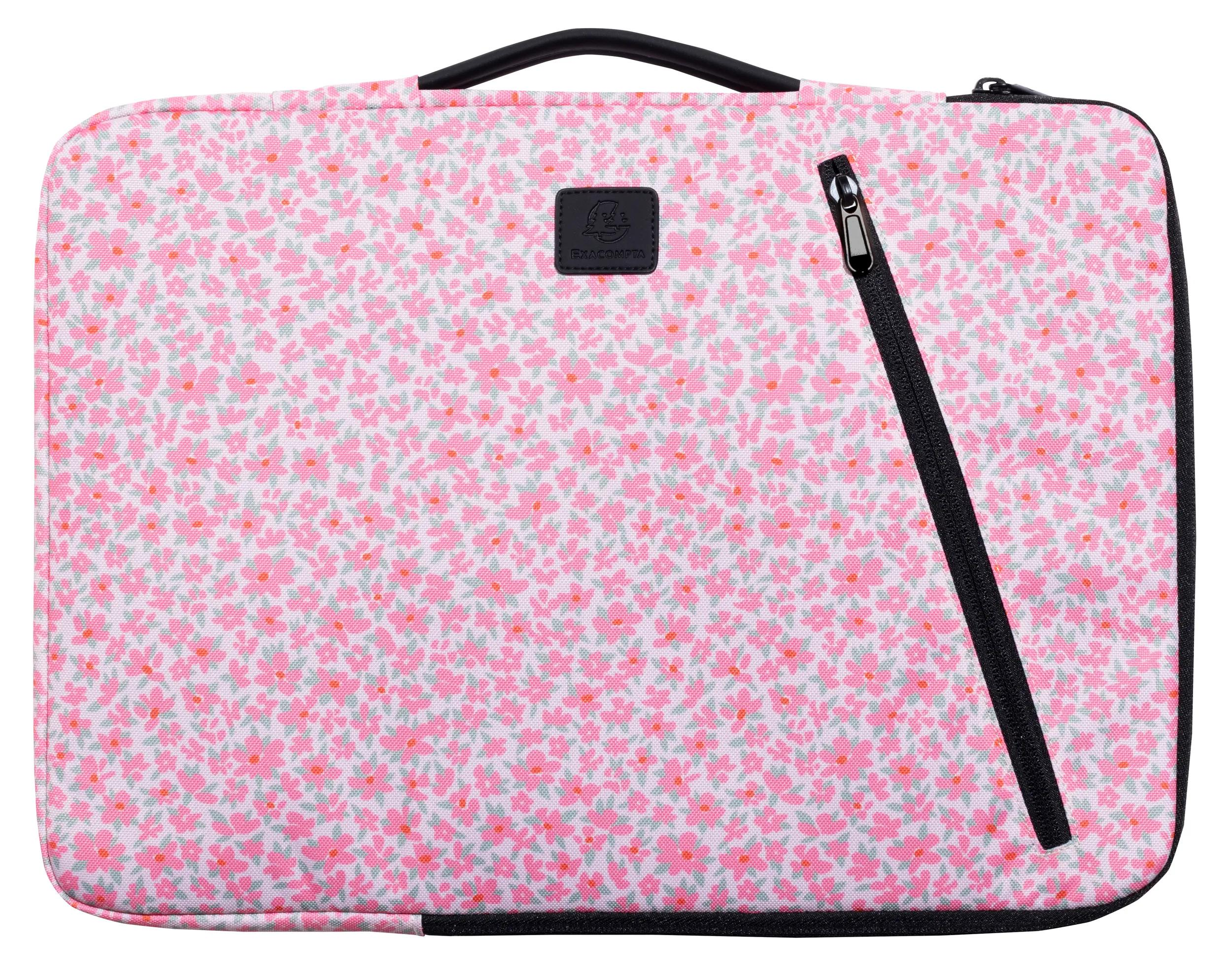 Una funda floral para portátil con flores rosas sobre fondo rosa claro, cremallera y asa negras.