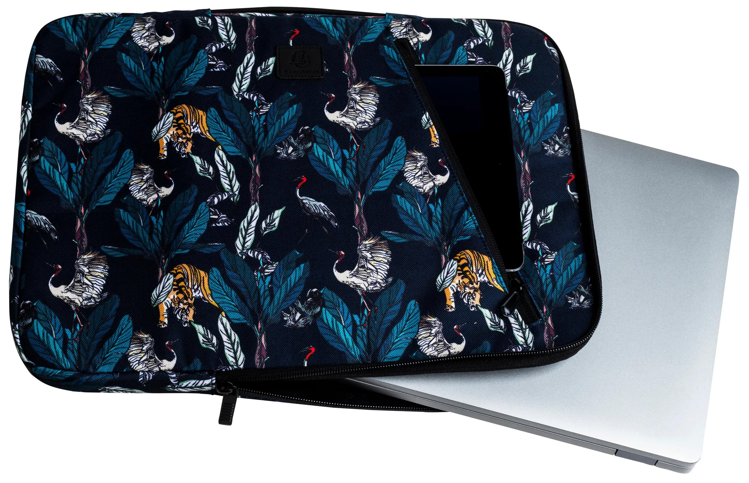 Custodia per laptop con stampa di tigre e gru. Un laptop è parzialmente all'interno. Cerniera nera e sfondo bianco.