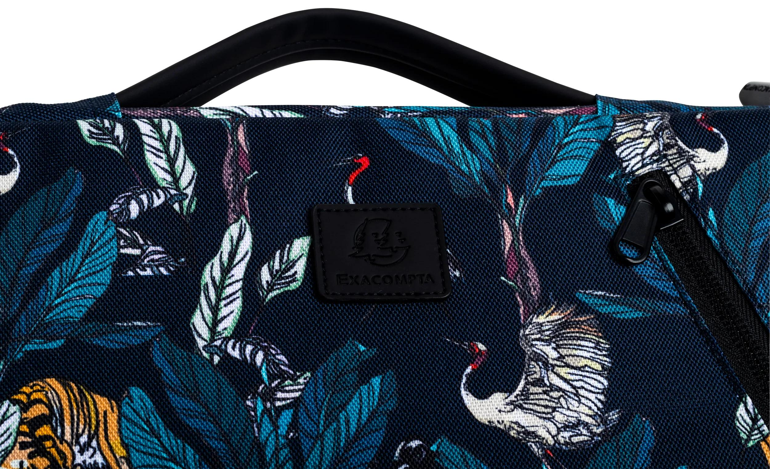 Una borsa fantasia con manico nero. Presenta uno sfondo blu scuro con illustrazioni di tigre, gru e foglie.