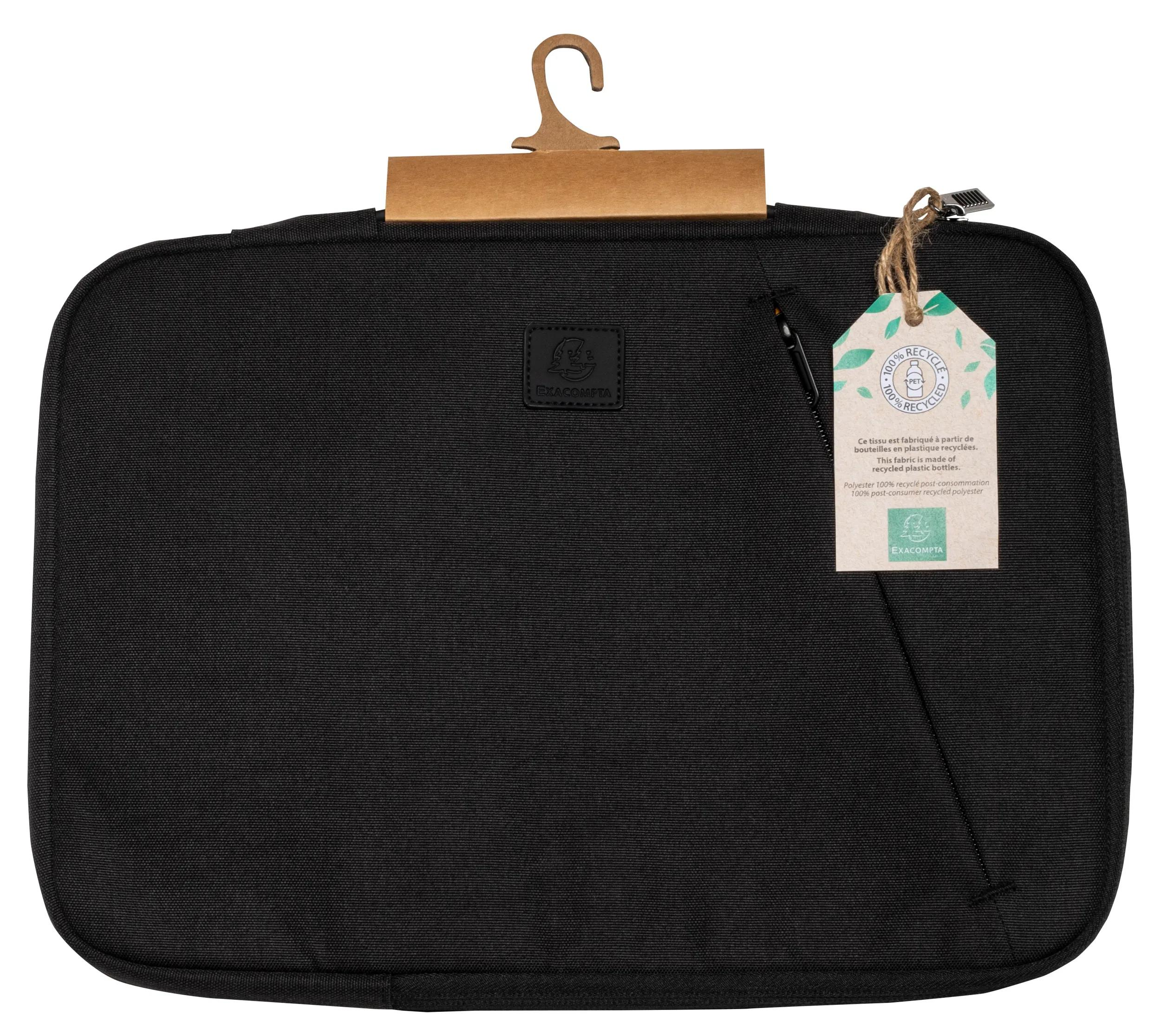 Borsa nera con appendino marrone. È attaccato un'etichetta con testo. La borsa è realizzata con materiali riciclati.