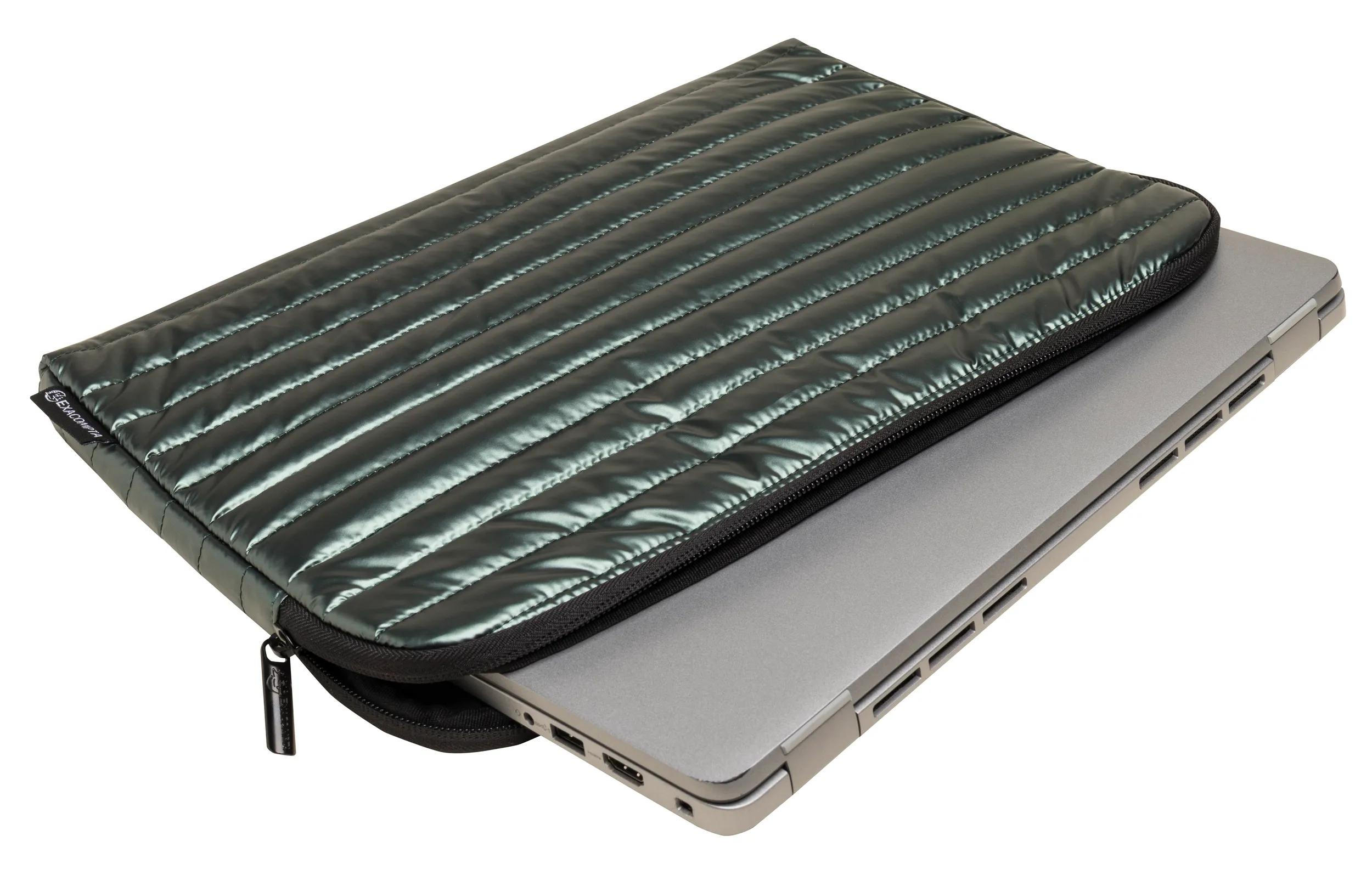 Un portátil en una funda acolchada verde oscuro. La funda tiene cremallera y el nombre de la marca.