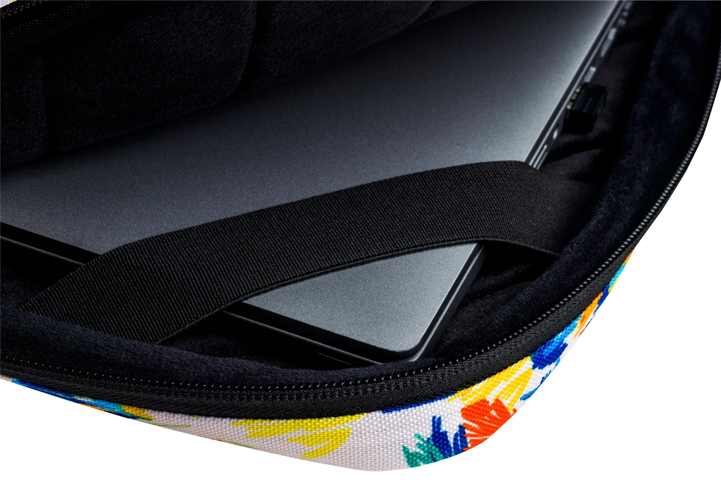 Un laptop all'interno di una custodia con cinturino nero. La custodia è a fantasia floreale con cerniera e interno neri.