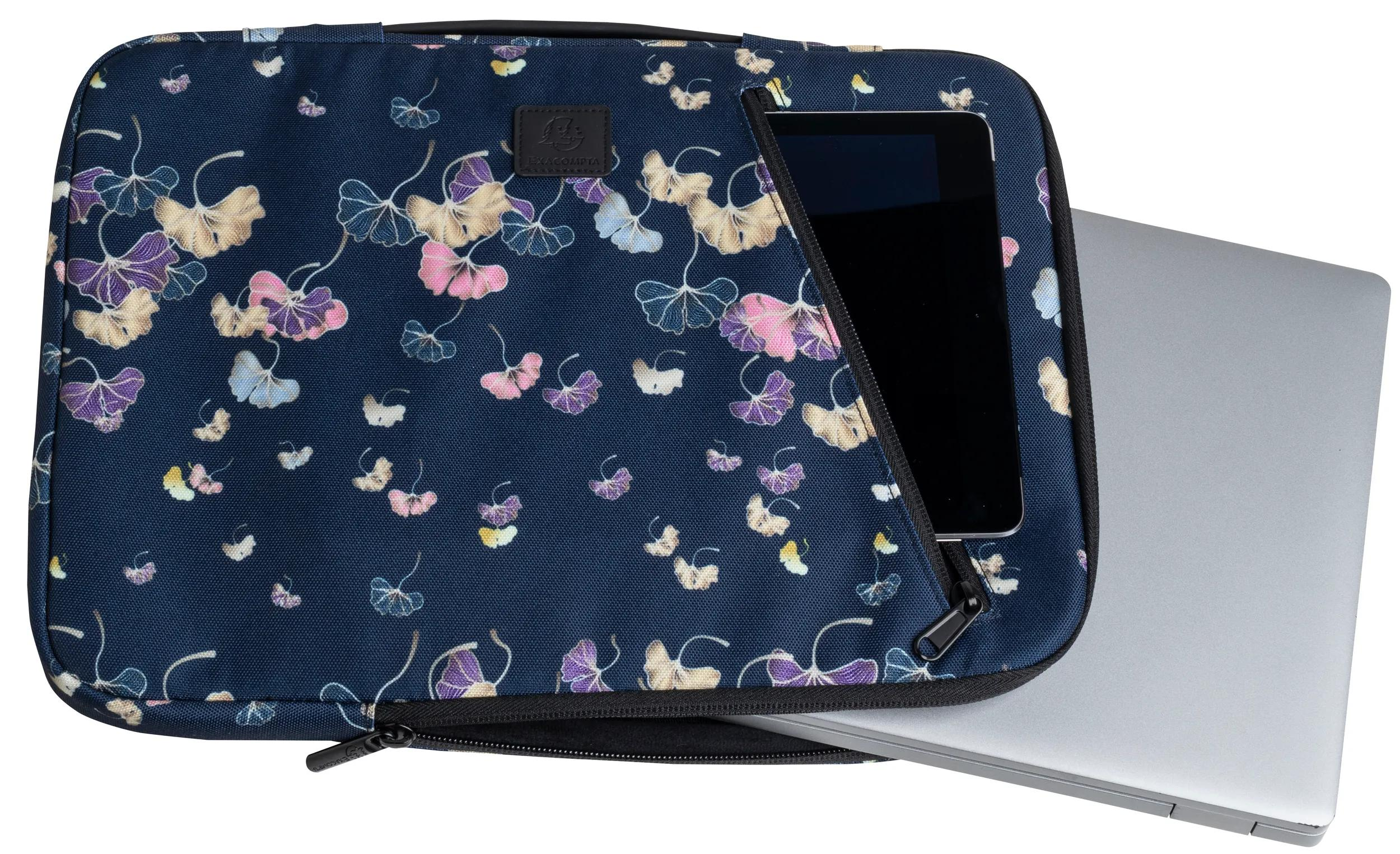 Custodia per laptop con motivo floreale, contiene un tablet e parte di un laptop. Sfondo blu scuro con disegni a forma di foglie.