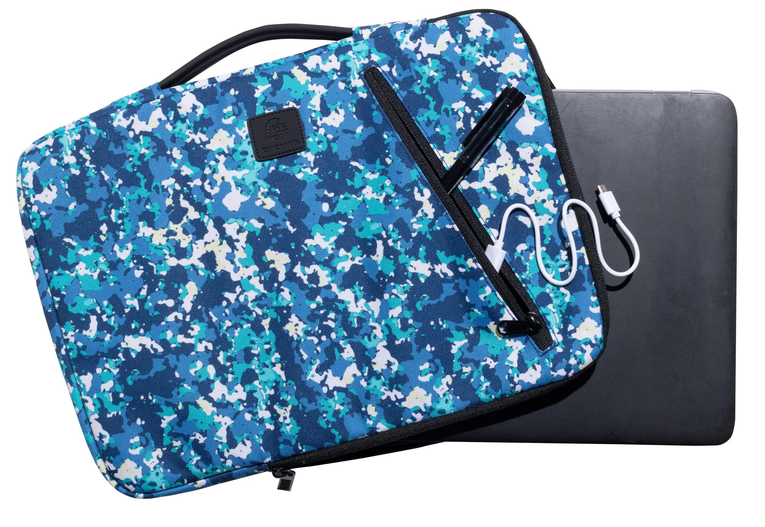 Un laptop in una custodia mimetica blu. Una penna nera e un cavo bianco sono nella tasca con cerniera.