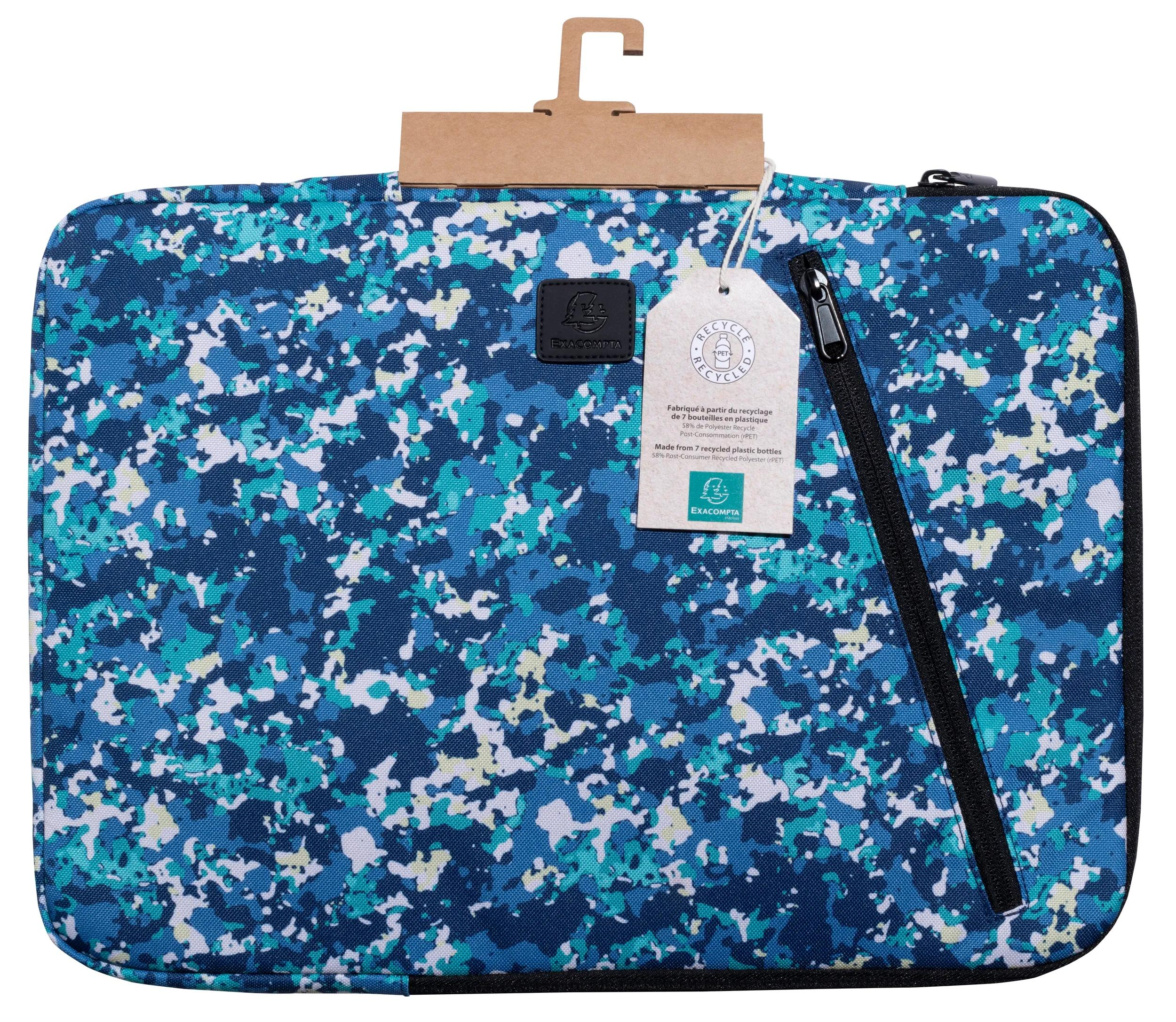 Custodia per laptop con motivo mimetico blu, cerniera nera ed etichetta che indica che è realizzata con bottiglie di plastica riciclate.