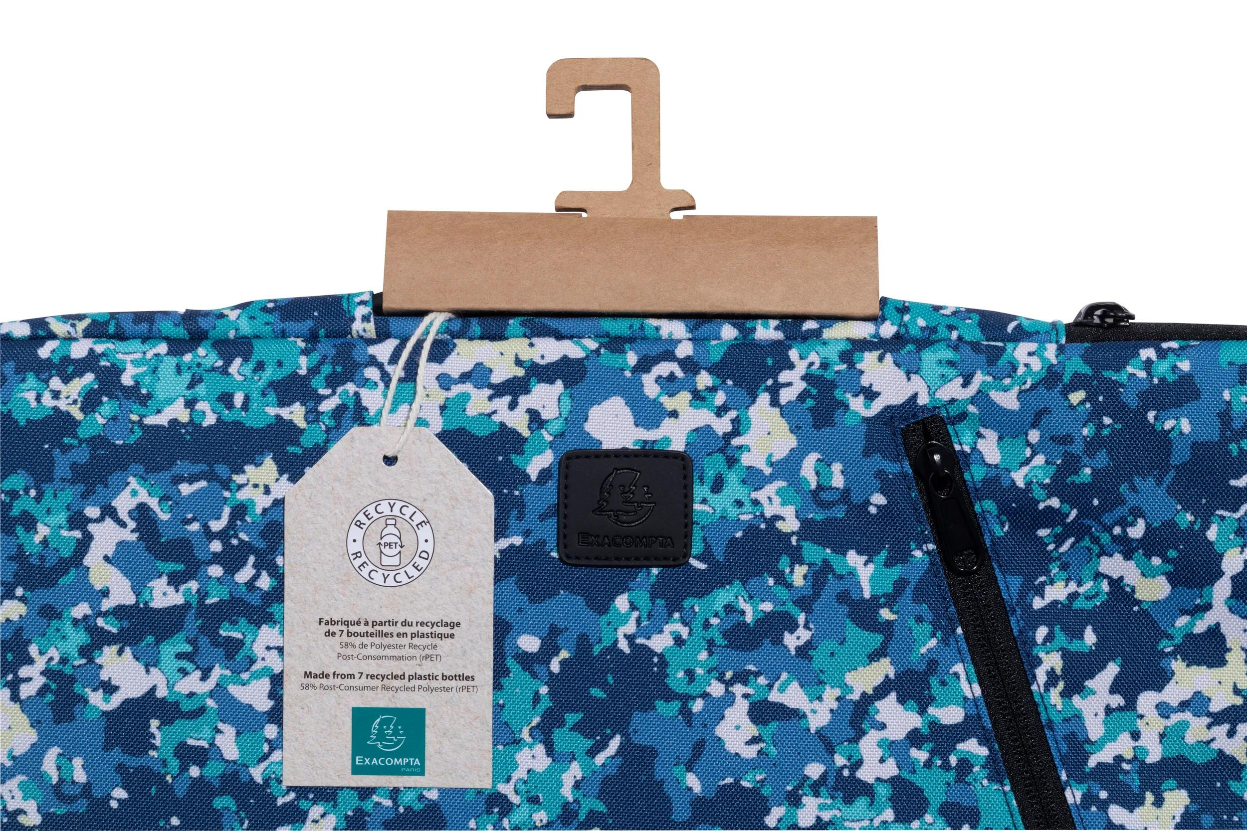 Una borsa blu fantasia con un'etichetta che mostra informazioni sul riciclaggio e un gancio marrone.