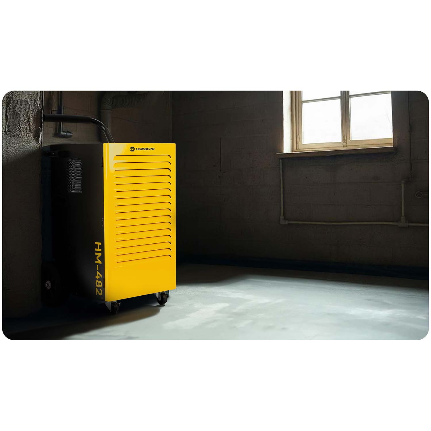 Żółty osuszacz stoi w piwnicy. W tle okno. Podłoga jest betonowa. Ściana jest ciemna.