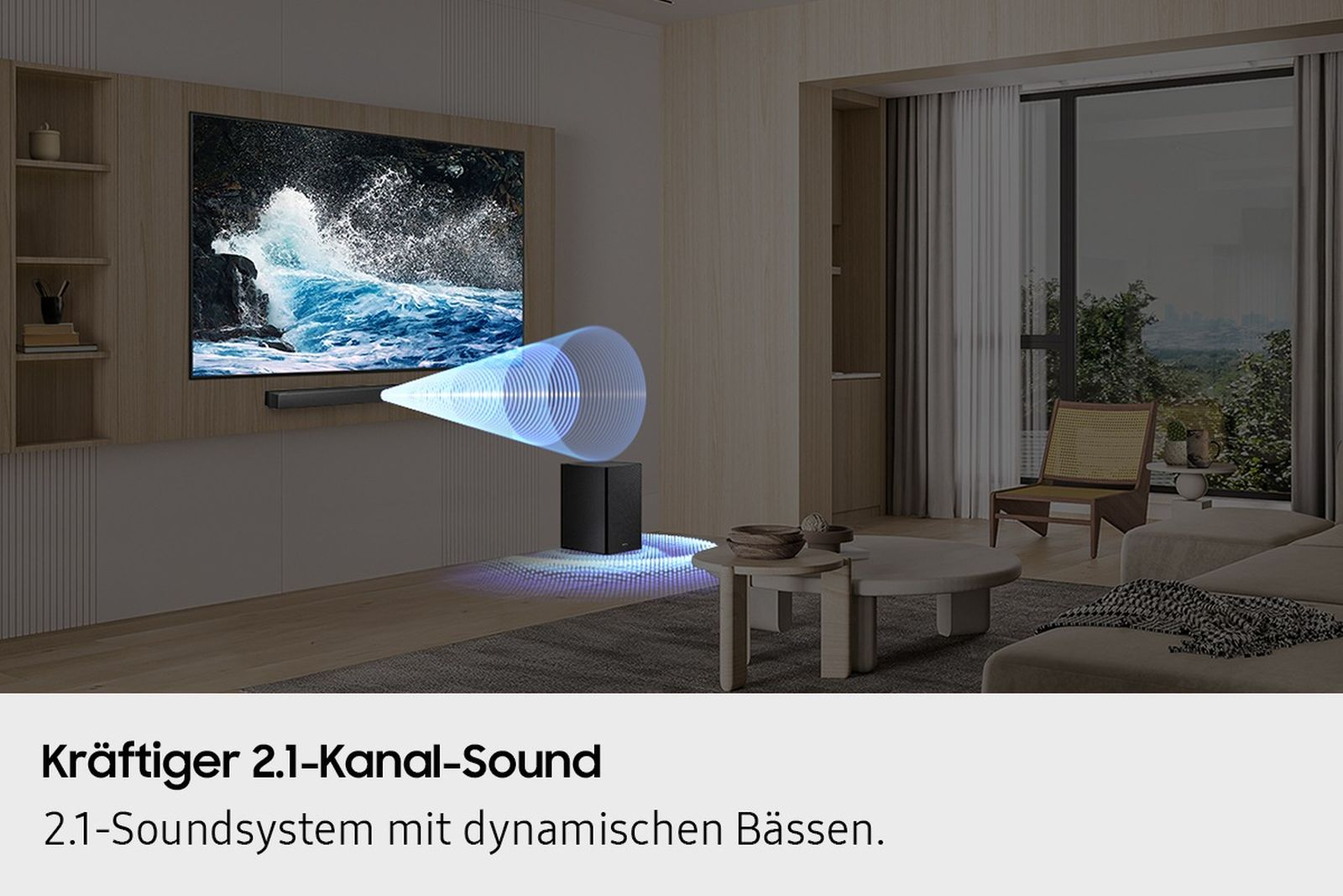 Ein modernes Wohnzimmer mit Fernseher mit Wellen, Soundbar, Subwoofer und Fenster mit Blick auf Bäume.