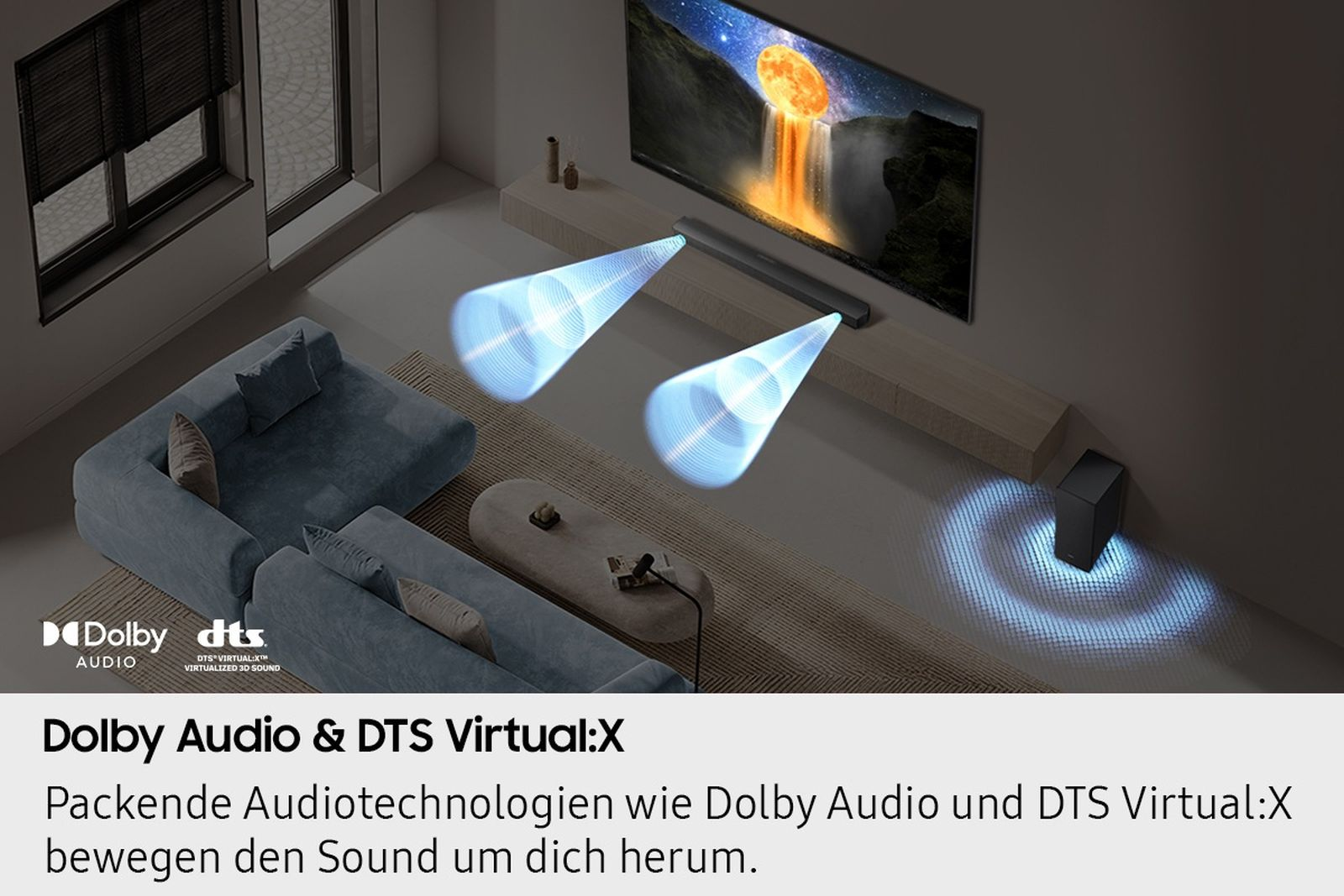 Wohnzimmerszene mit Fernseher, Soundbar und Subwoofer. Blaue Schallwellen deuten auf Audiotechnologie hin.