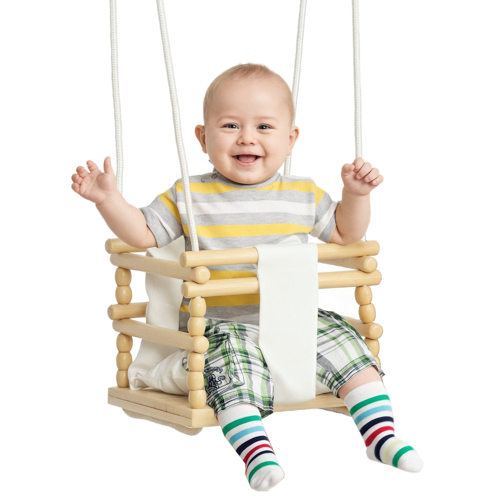 Un bambino sorridente su un'altalena di legno. Il bambino indossa una maglietta a righe, pantaloncini a scacchi e calzini a righe. Sfondo bianco.