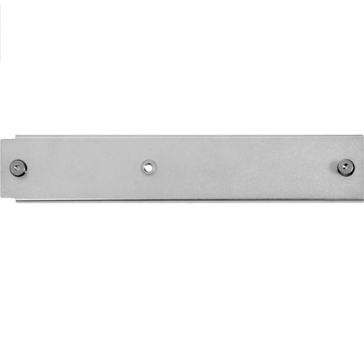 Una placa metálica rectangular plateada con dos tornillos a los lados y un agujero en el medio. Fondo blanco liso.