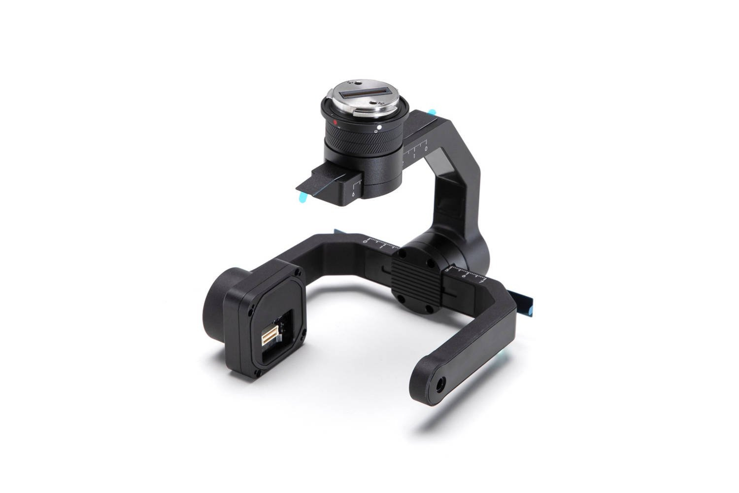 Un gimbal per fotocamera nero con un obiettivo e più bracci, posto su una superficie bianca. Ha accenti blu e dettagli argentati.