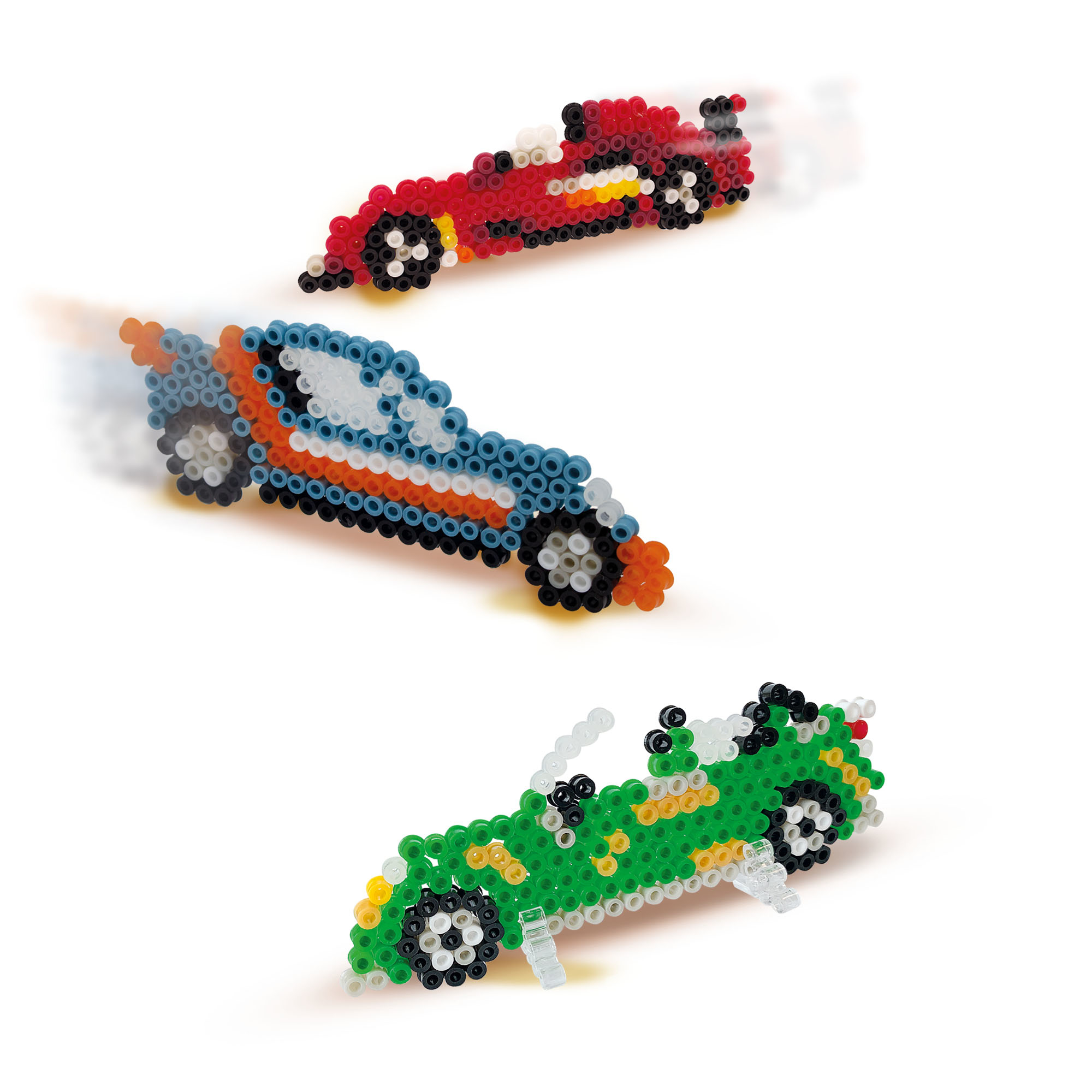 Drei Spielzeugautos aus bunten Perlen, rot, blau und grün, scheinen sich schnell vor weißem Hintergrund zu bewegen.