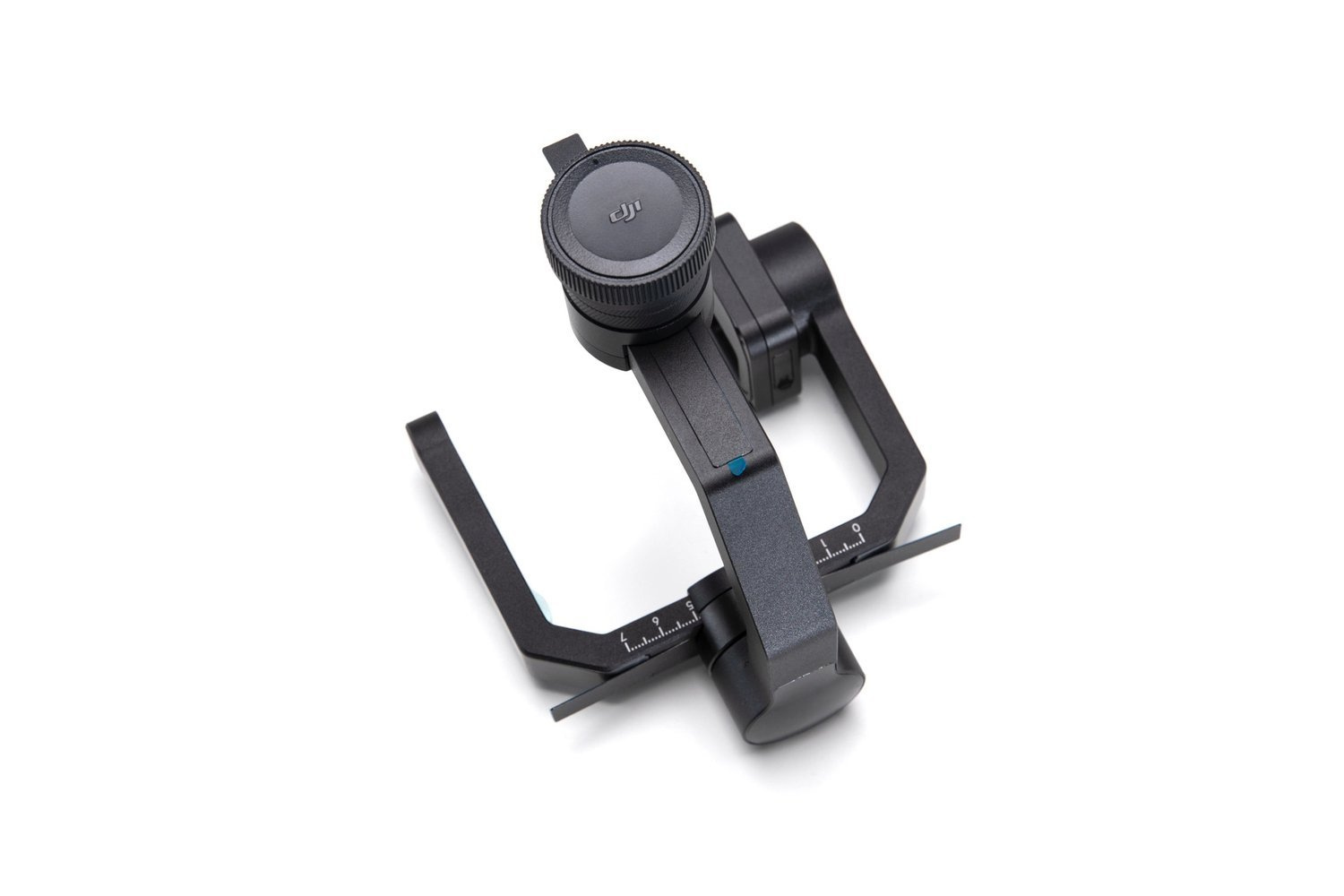 Uno stabilizzatore gimbal nero su una superficie bianca. Ha una parte superiore rotonda, un'impugnatura e una scala. Il logo DJI è visibile.