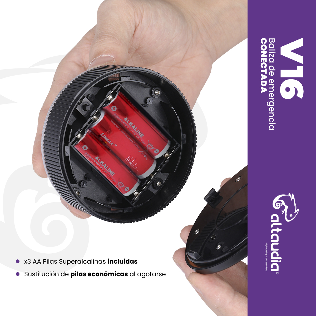 Mano sosteniendo un dispositivo negro con tres pilas AA. Texto en pilas: Alkaline. Marca morada a la derecha.