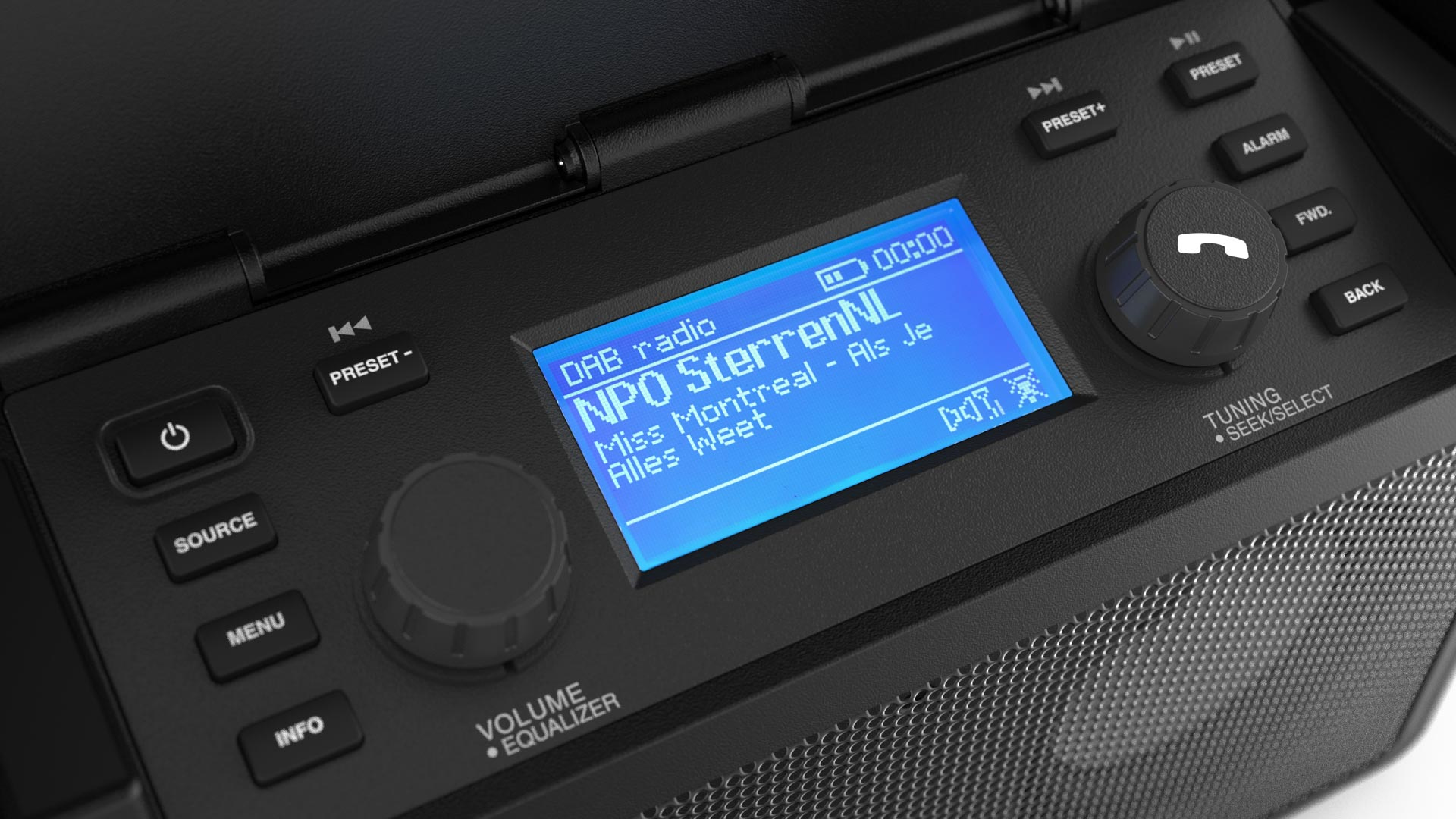 Nahaufnahme eines schwarzen Radios mit blauem Bildschirm, der Radioinformationen anzeigt. Knöpfe und ein Drehknopf sind sichtbar.