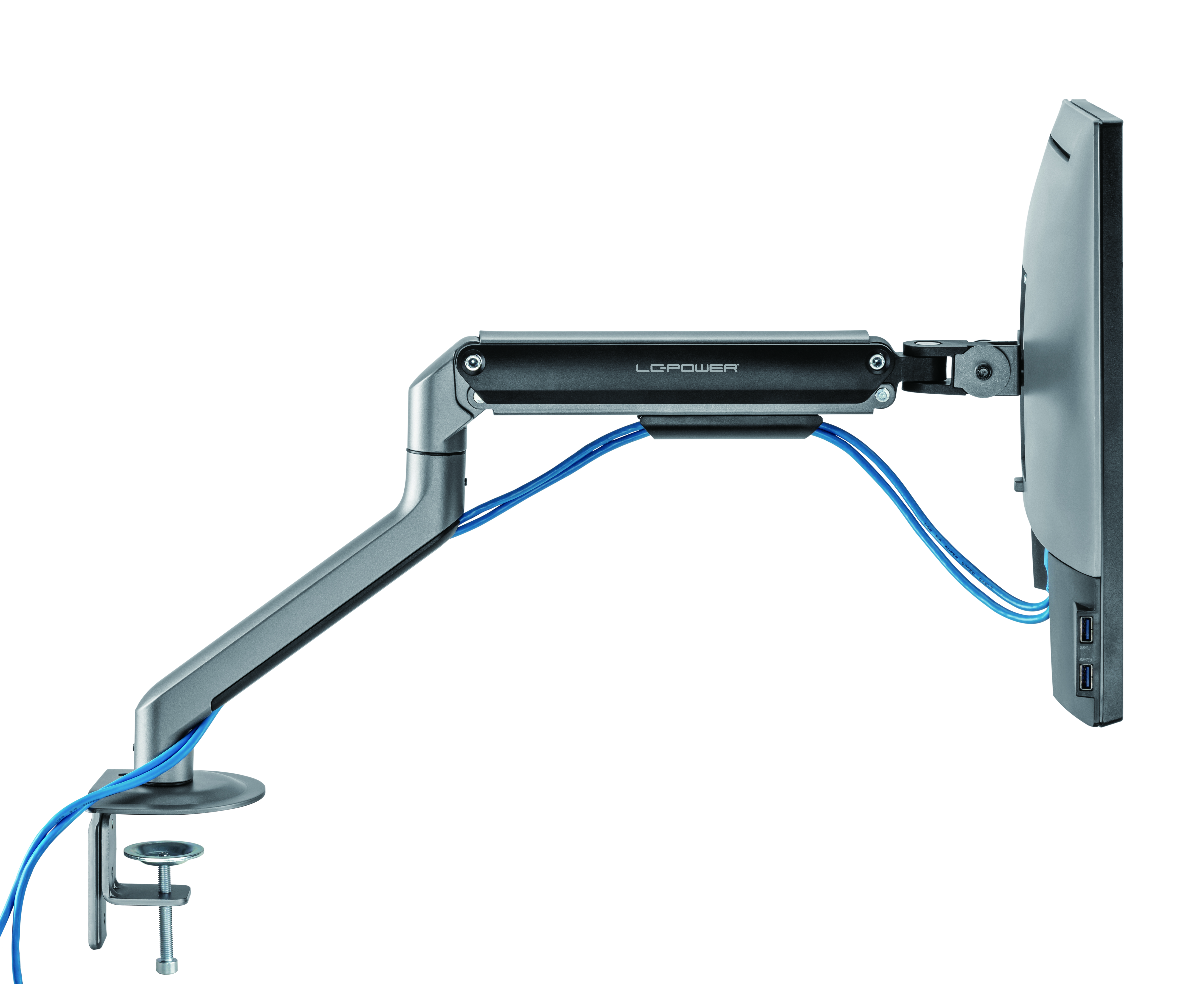 Ein Monitorarm mit einem Monitor. Der Arm ist silber und schwarz, mit blauen Kabeln. Der Hintergrund ist weiß.