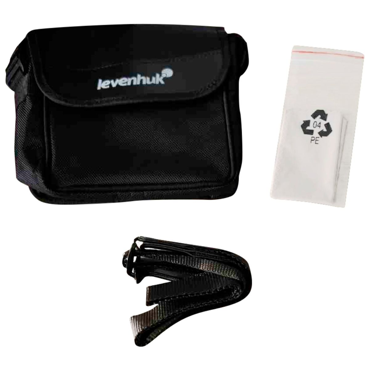 Eine schwarze Levenhuk-Tasche, ein Riemen und ein kleiner weißer Plastikbeutel auf weißem Hintergrund. Die Tasche hat eine Klappe und ein Logo.