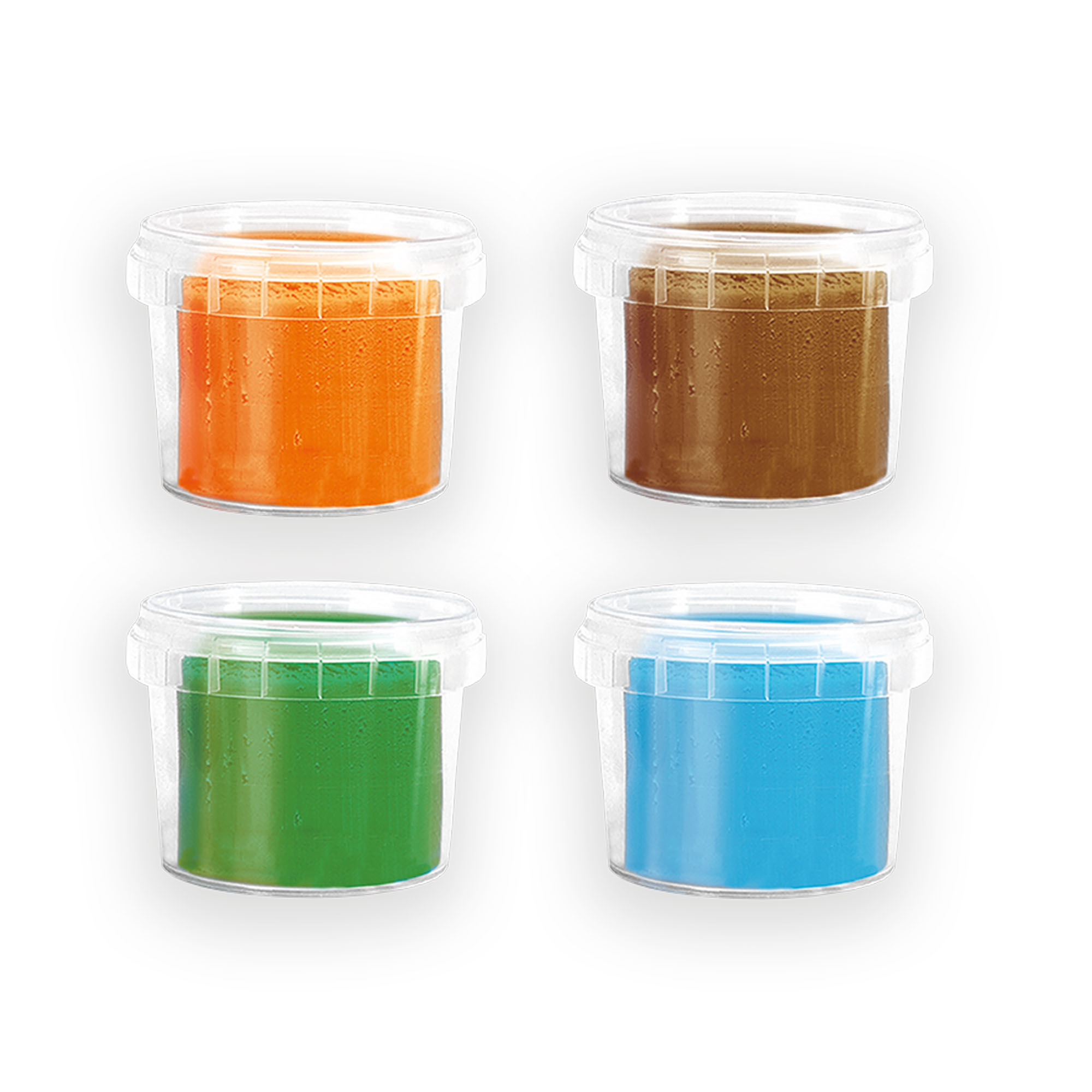Vier kleine Plastikbehälter gefüllt mit orangefarbenen, braunen, grünen und blauen Substanzen, vor weißem Hintergrund.