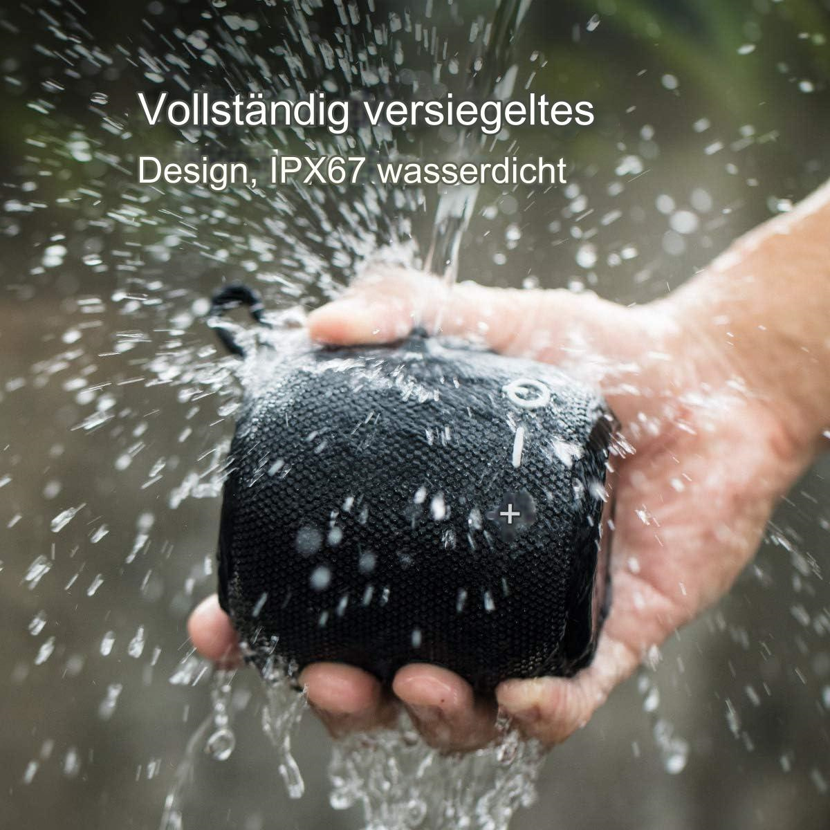 Eine Hand hält einen schwarzen Lautsprecher, der mit Wasser besprüht wird. Der Lautsprecher hat ein Pluszeichen und ist mit IPX67 wasserdicht gekennzeichnet.
