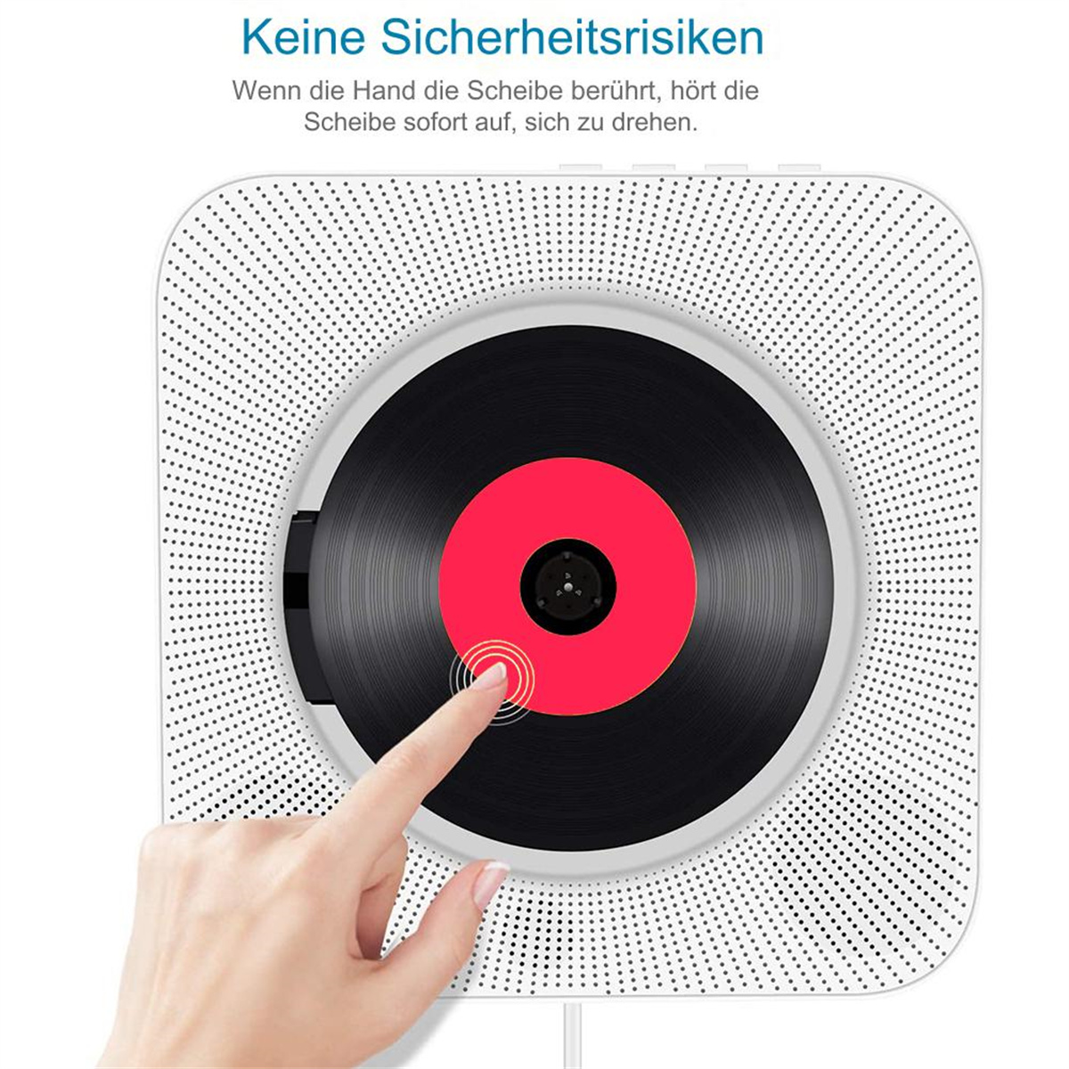 Eine Hand berührt einen rot-schwarzen Plattenspieler. Der Player ist weiß mit kleinen Löchern, der Hintergrund ist weiß.