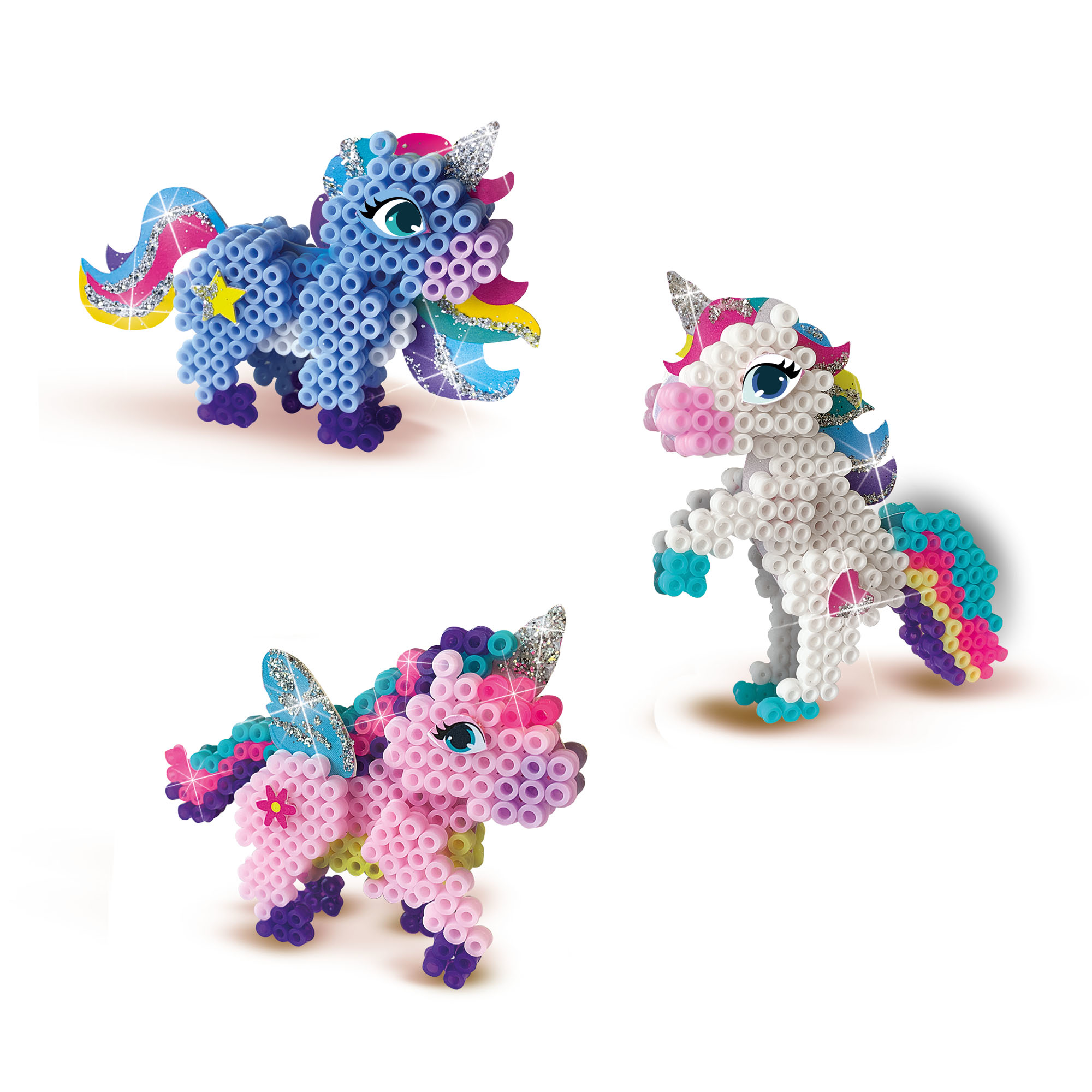Drei Einhorn-Perlen: blau, weiß und rosa. Sie haben bunte Mähnen und Schwänze. Der Hintergrund ist weiß.
