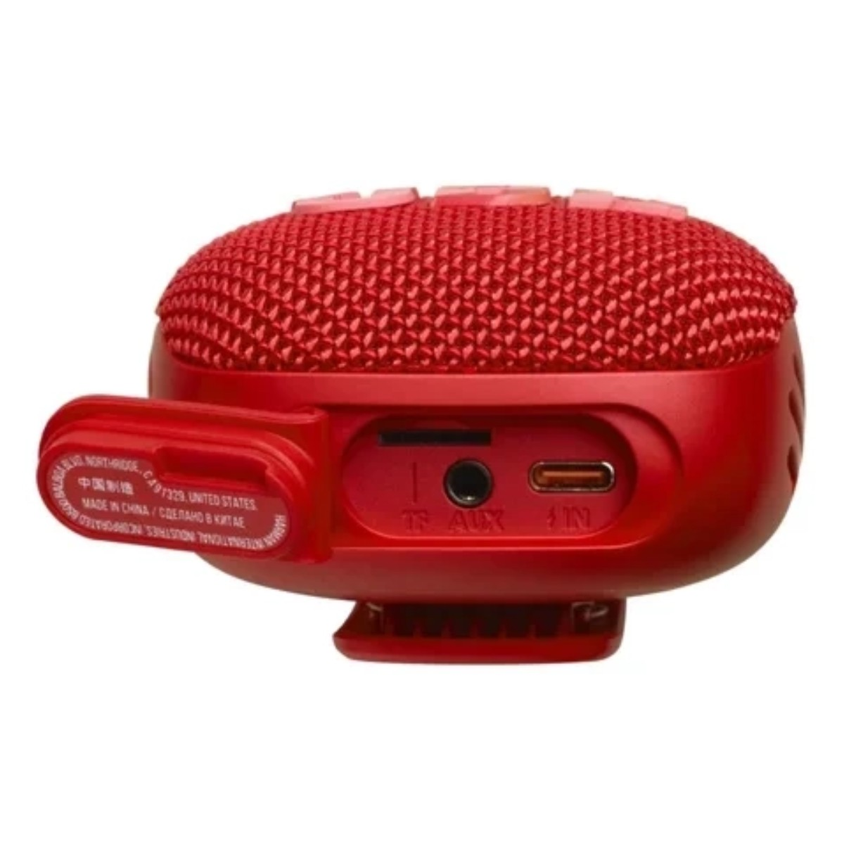Un altoparlante portatile rosso con una parte superiore in rete. Ha porte per aux, TF e IN. Una clip e un'etichetta sono sul lato.