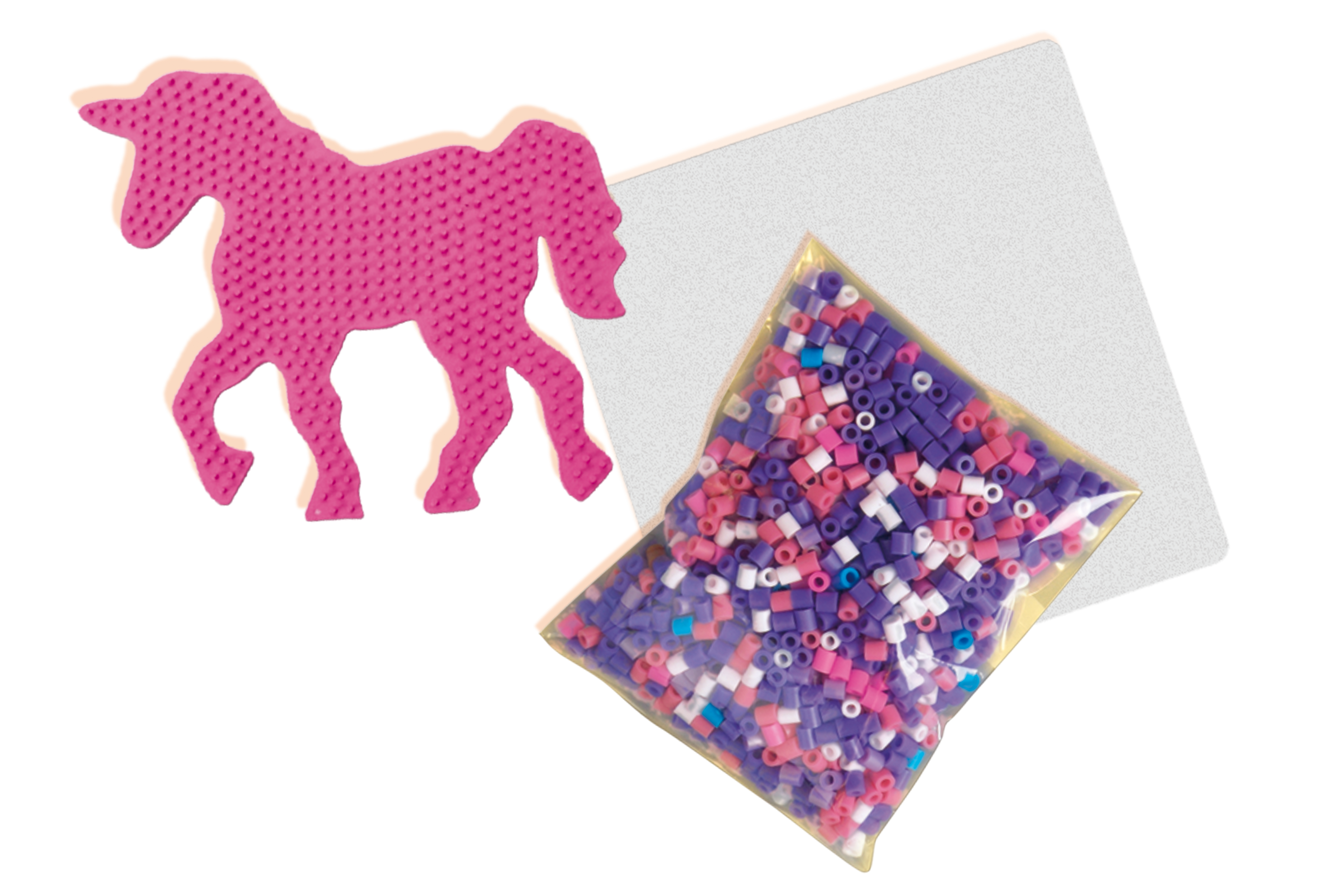 Ein pinkfarbenes Einhorn, eine graue Platte und eine Tüte mit bunten Perlen auf weißem Grund.
