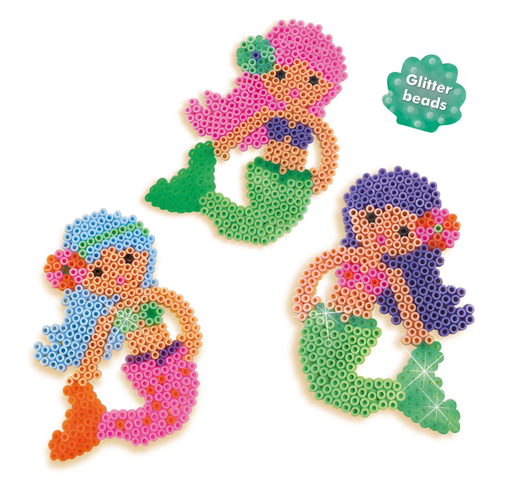 Tres figuras de sirenas hechas con cuentas de colores. Cabello rosa, azul y morado, colas verdes sobre fondo blanco.