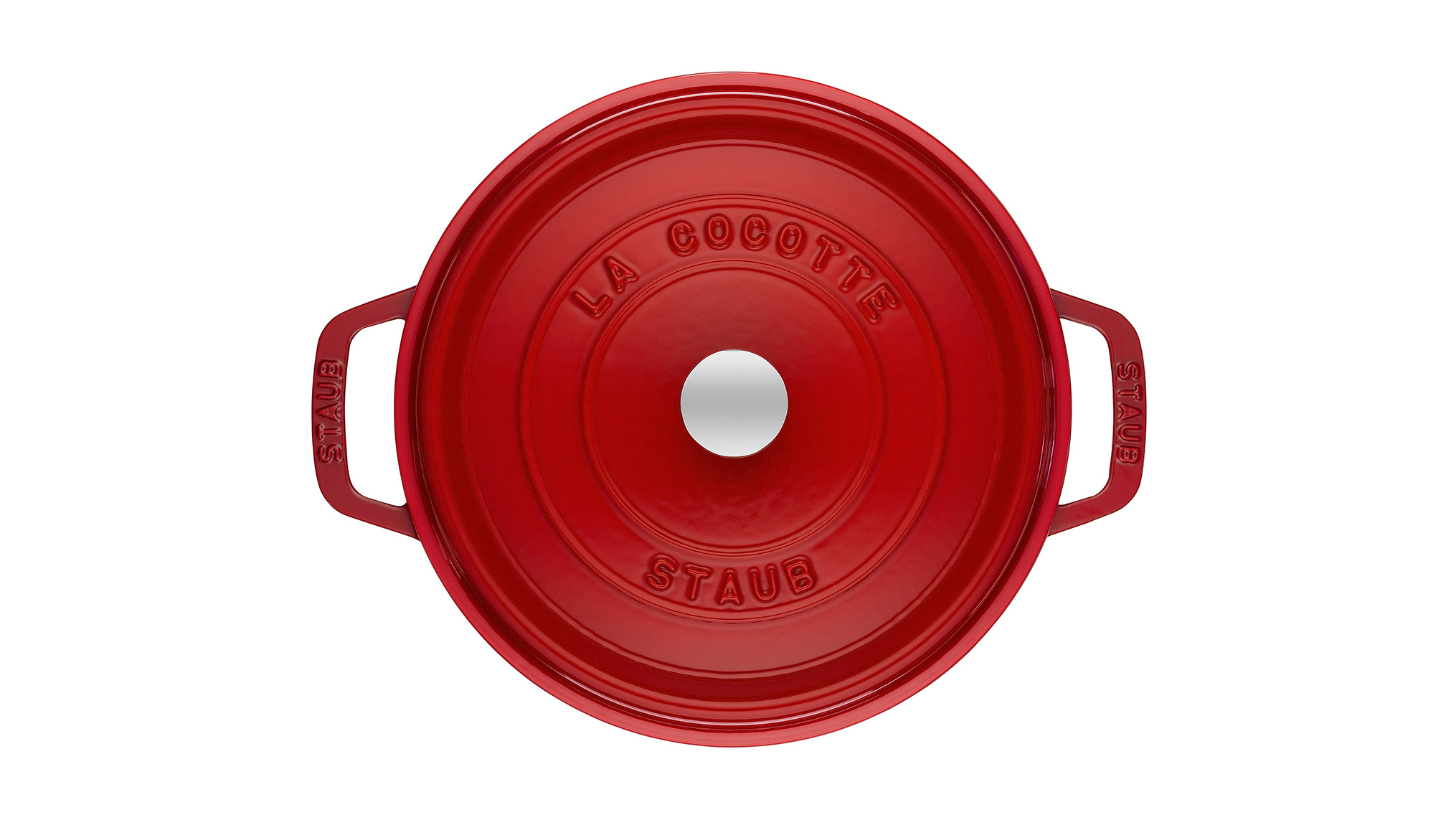 Ein roter Staub Cocotte-Topf mit Deckel. Der Deckel hat einen weißen Knopf und den Markennamen. Zwei Griffe sind an der Seite.