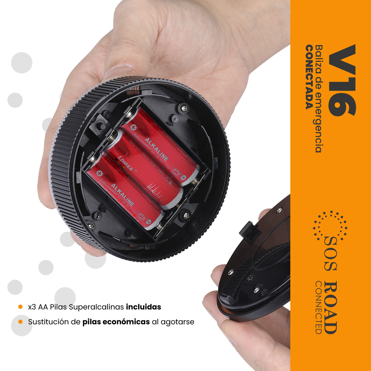 Mano sosteniendo un dispositivo con tres pilas rojas. El dispositivo es negro. El fondo tiene texto y un logotipo.