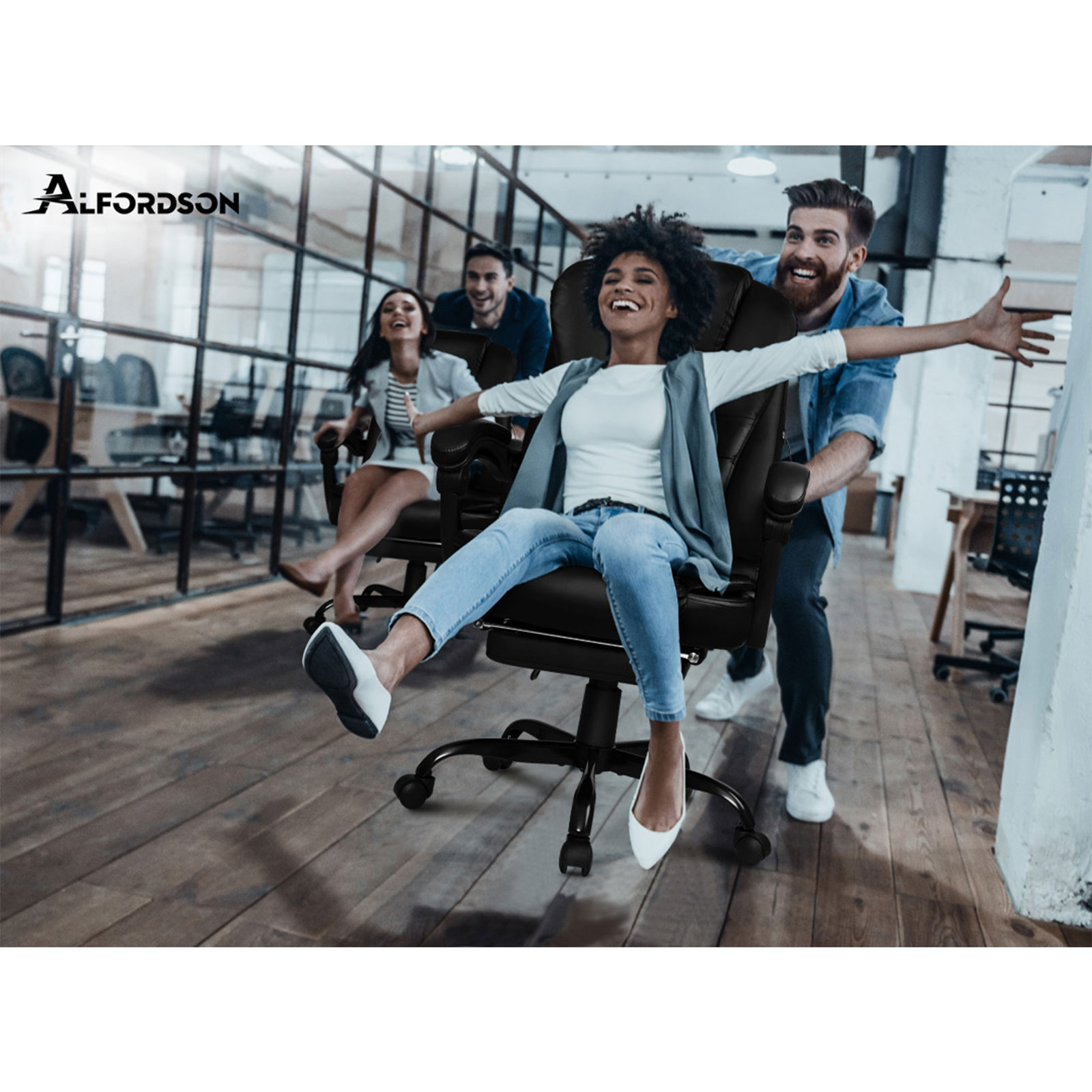 Leute haben Spaß in einem Büro. Eine Frau wird in einem Stuhl geschoben. Andere lachen. Das Logo 'Alfordson' ist links oben.
