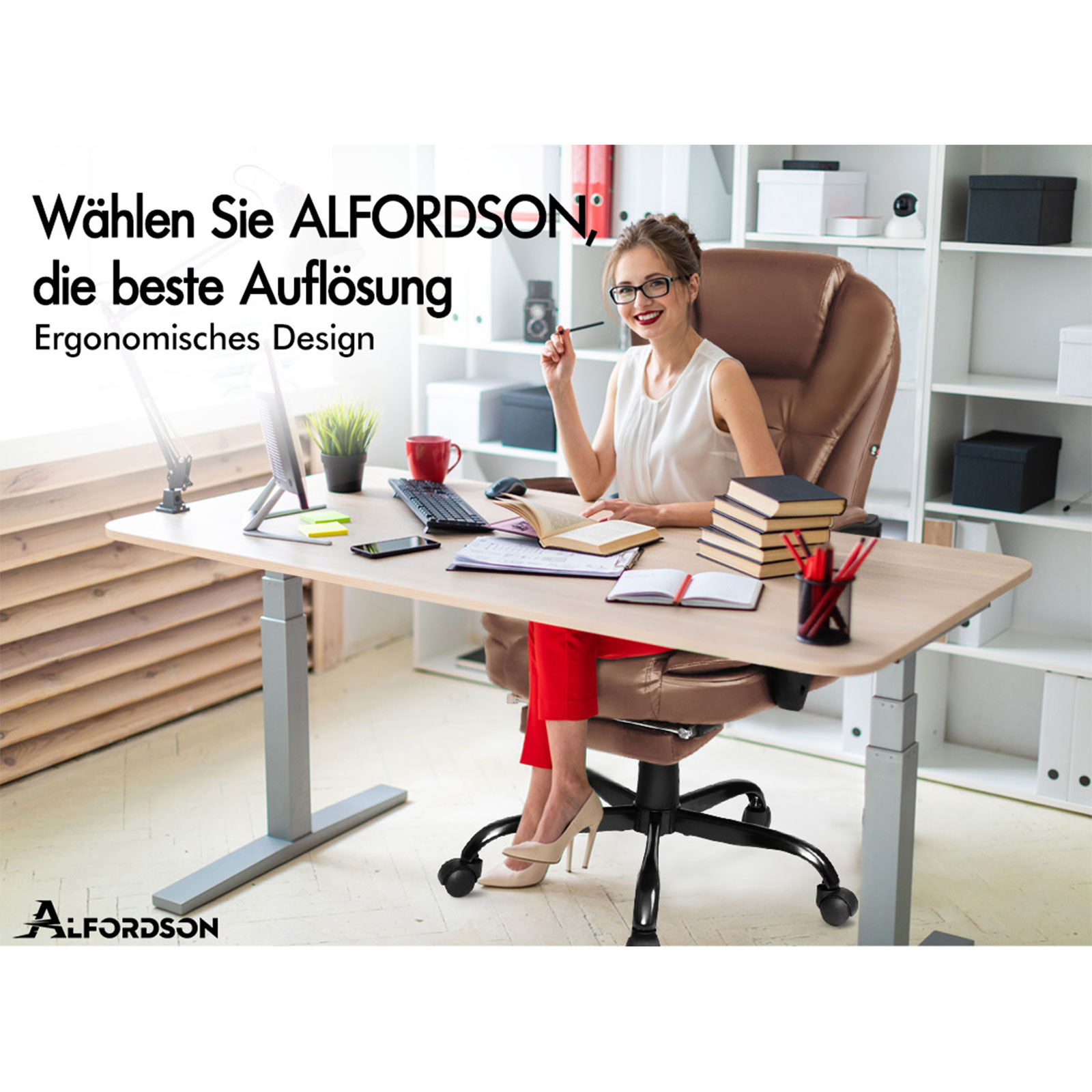 Frau an einem Schreibtisch mit Computer und Büchern, lächelnd. Der Schreibtisch hat eine Pflanze, Kaffee und Stifte. Es ist ein Büro.