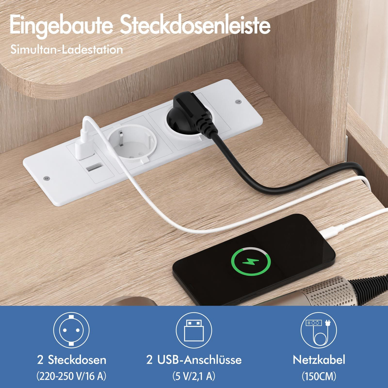 Eine weiße Steckdosenleiste mit Steckdosen und USB-Anschlüssen liegt auf einer Holzoberfläche. Ein Telefon lädt.