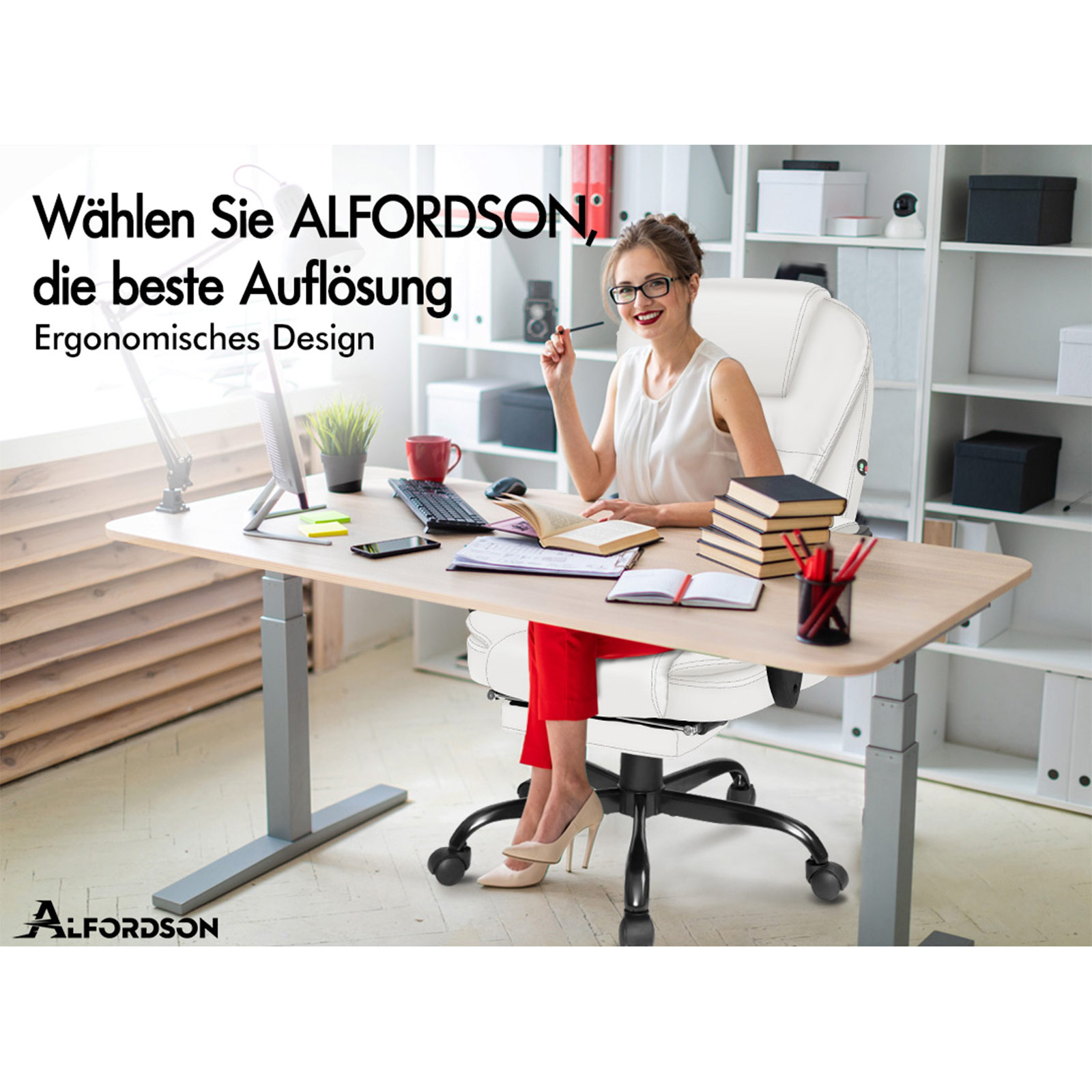 Frau mit Brille sitzt an einem Schreibtisch. Der Schreibtisch hat Computer, Bücher und eine rote Tasse. Weißer Stuhl und Regale im Hintergrund.