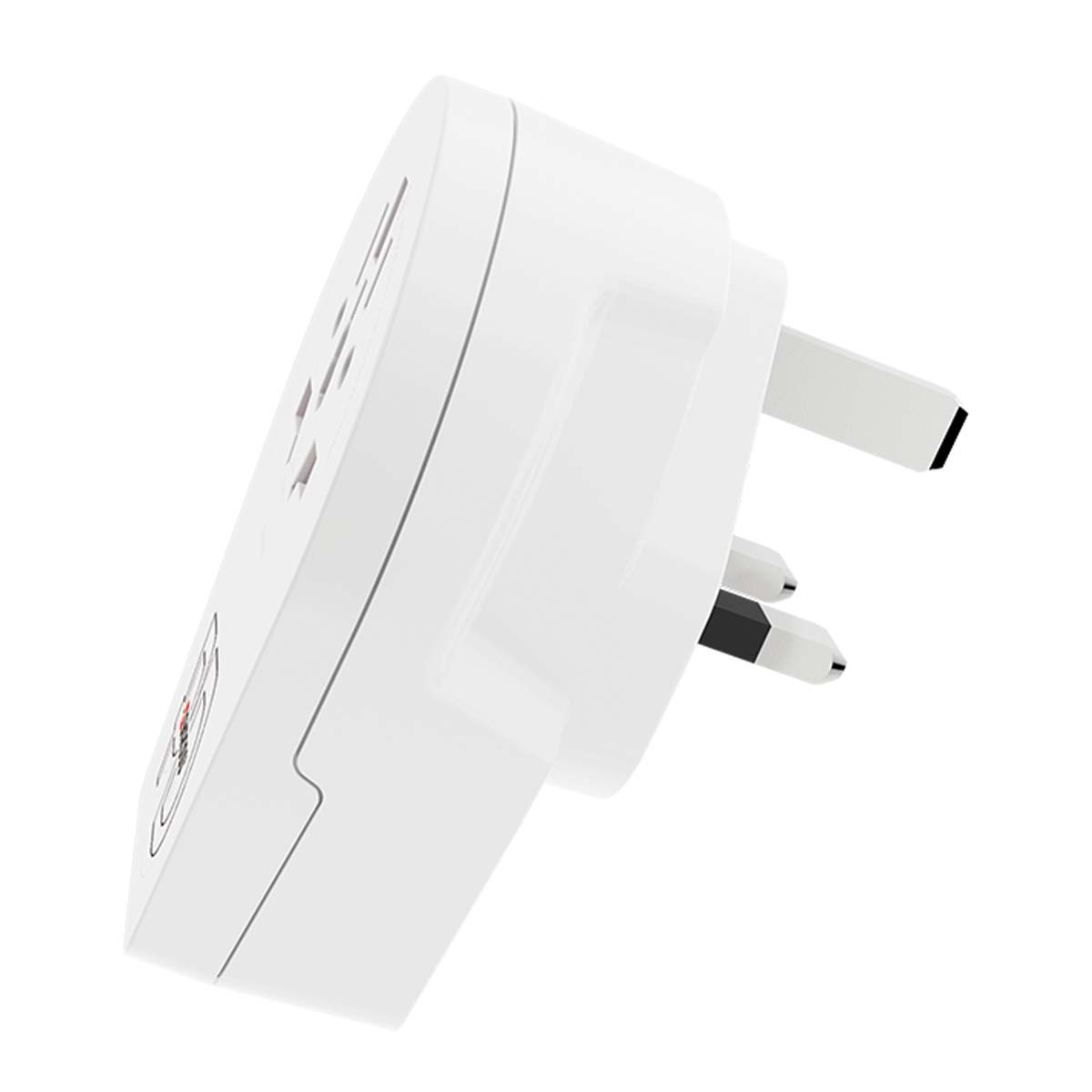 Un adaptador de viaje blanco con clavijas de enchufe del Reino Unido está en ángulo, mostrando enchufes y una pegatina. Dos clavijas son negras.