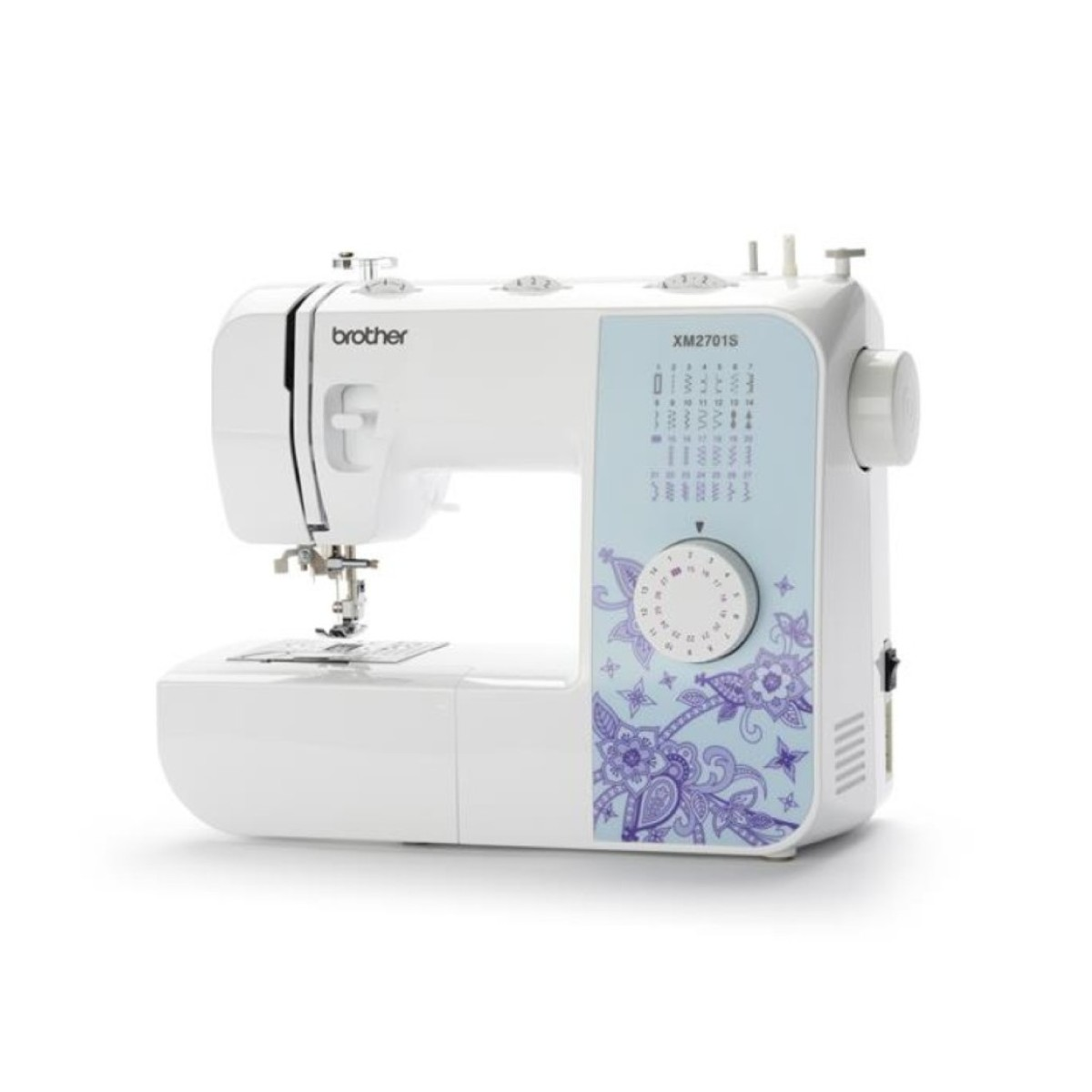 Eine weiße Brother Nähmaschine. Sie hat eine blaue Platte mit floralem Design und einem Zifferblatt. Die Maschine steht auf einer weißen Oberfläche.