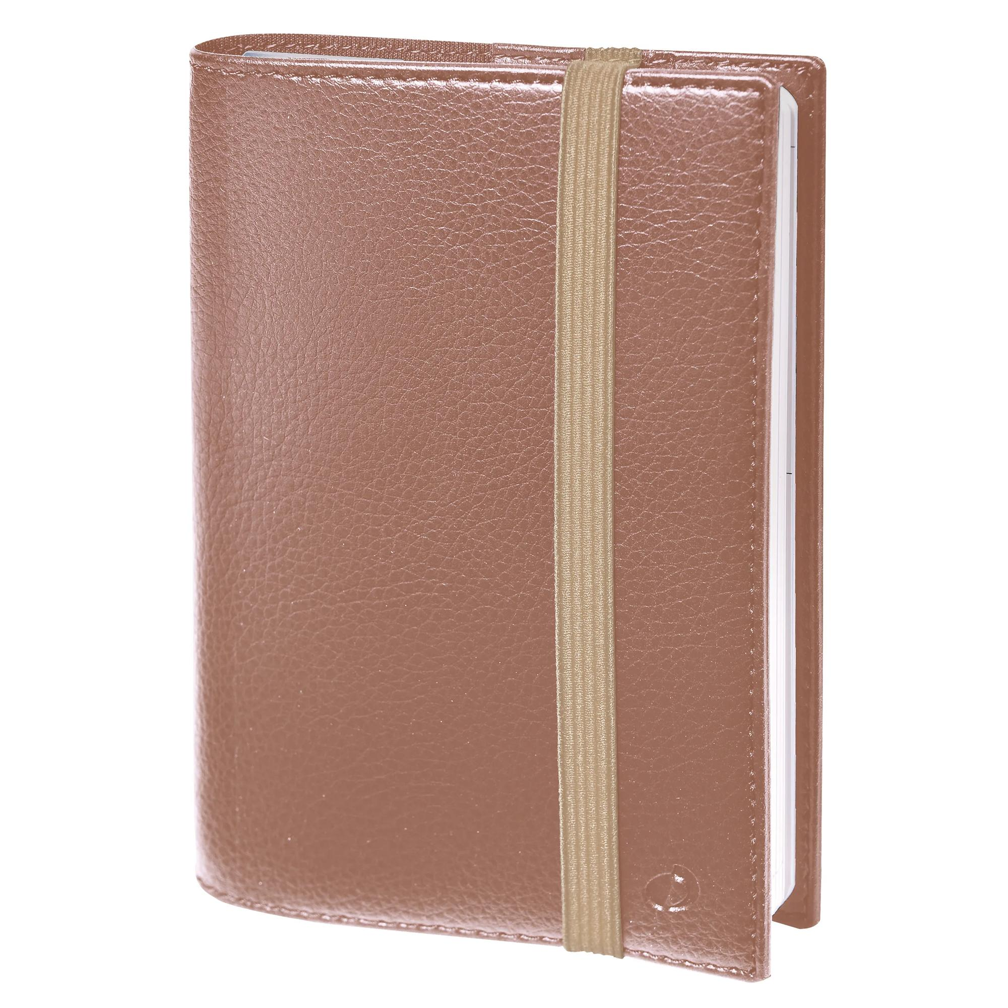 Un cuaderno de cuero marrón con una banda elástica sobre fondo blanco. El cuaderno está cerrado.