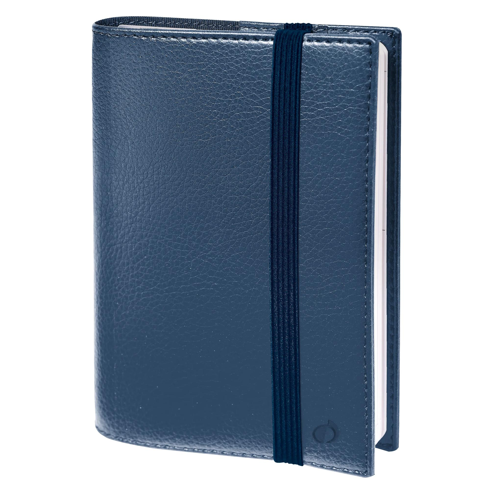 Un cuaderno de cuero azul marino con una banda elástica azul oscuro. Las páginas son visibles en el lado derecho.