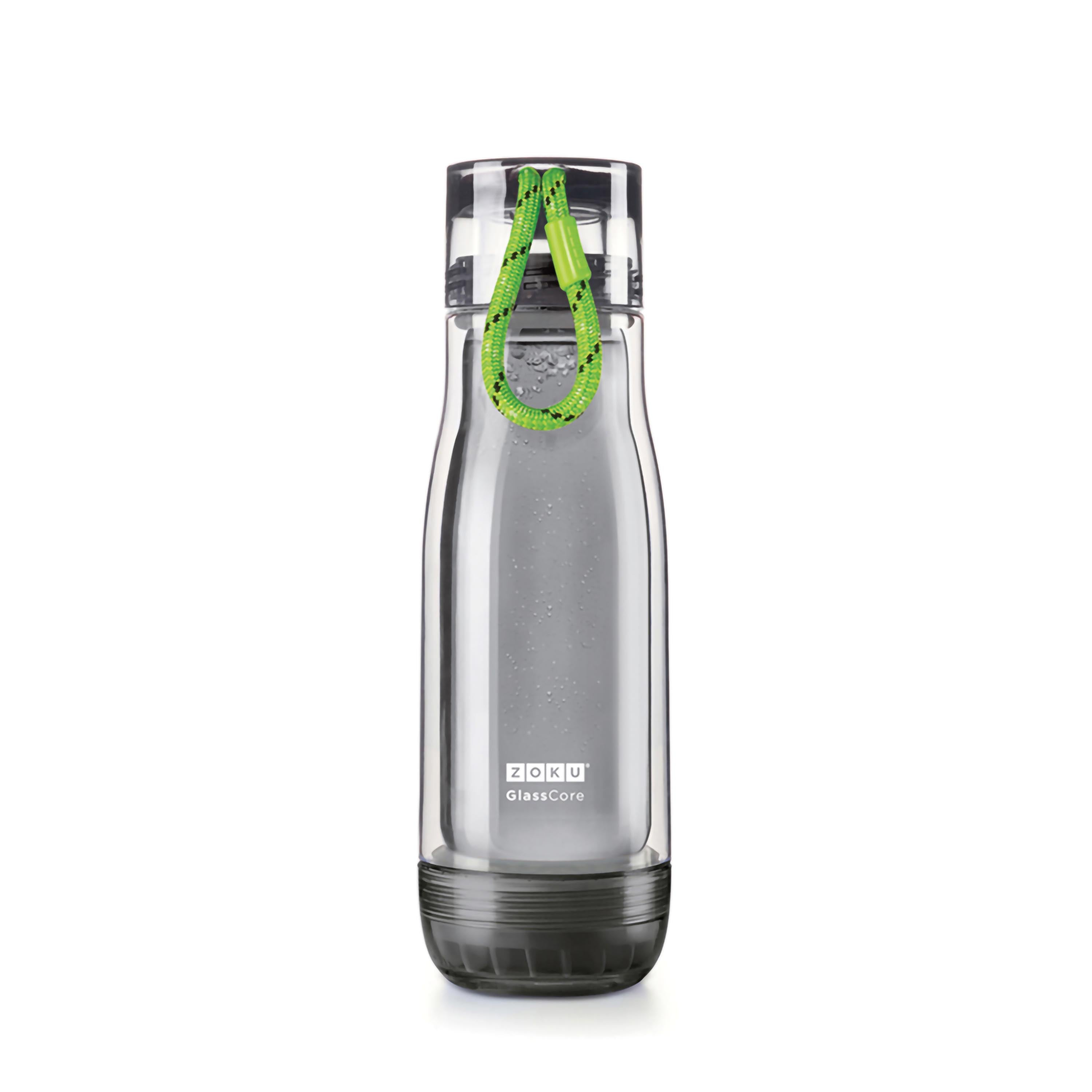 Eine transparente Wasserflasche mit grünem Griff. Die Flasche hat einen schwarzen Boden und Deckel.