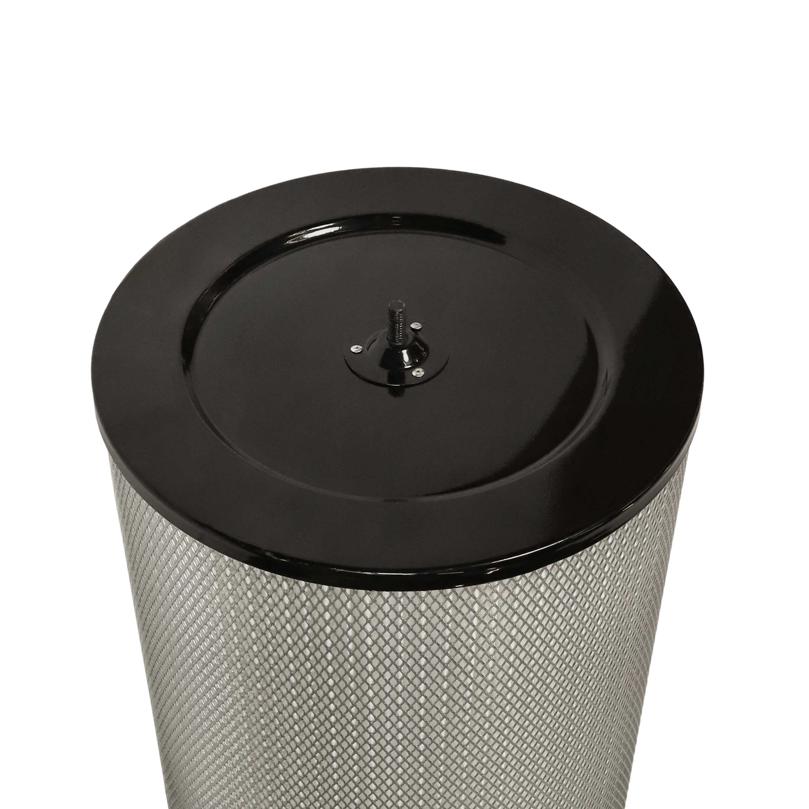 Ein Luftfilter mit schwarzem Deckel und metallischem Netzgehäuse auf weißem Hintergrund.
