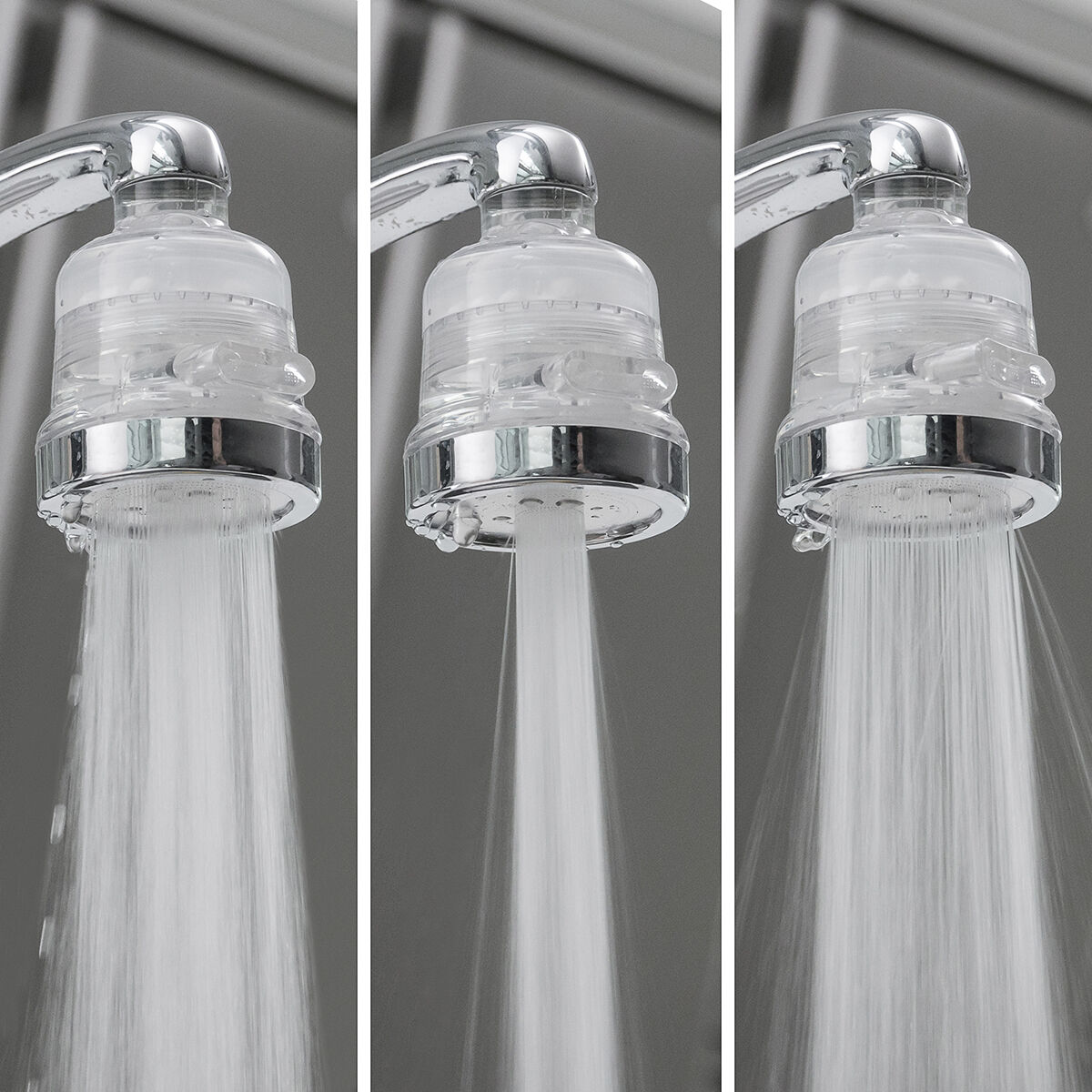 Drei Duschköpfe, die Wasser sprühen. Die Duschköpfe sind verchromt und aus klarem Kunststoff. Wasser strömt nach unten.