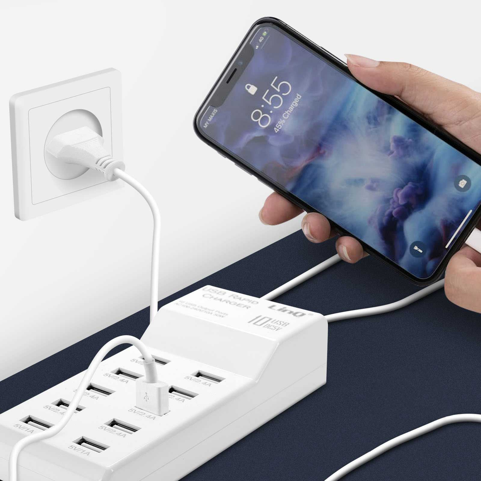 Un telefono si sta caricando da un caricabatterie USB. Una spina è collegata al muro. Il telefono mostra le 8:55 e il 45% di carica.