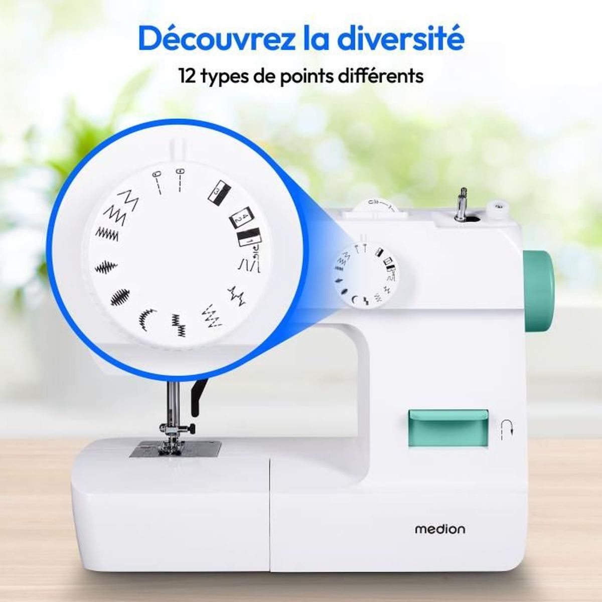Pokazano białą maszynę do szycia Medion z pokrętłem wskazującym 12 rodzajów ściegów. Turkusowe akcenty i drewniany stół.