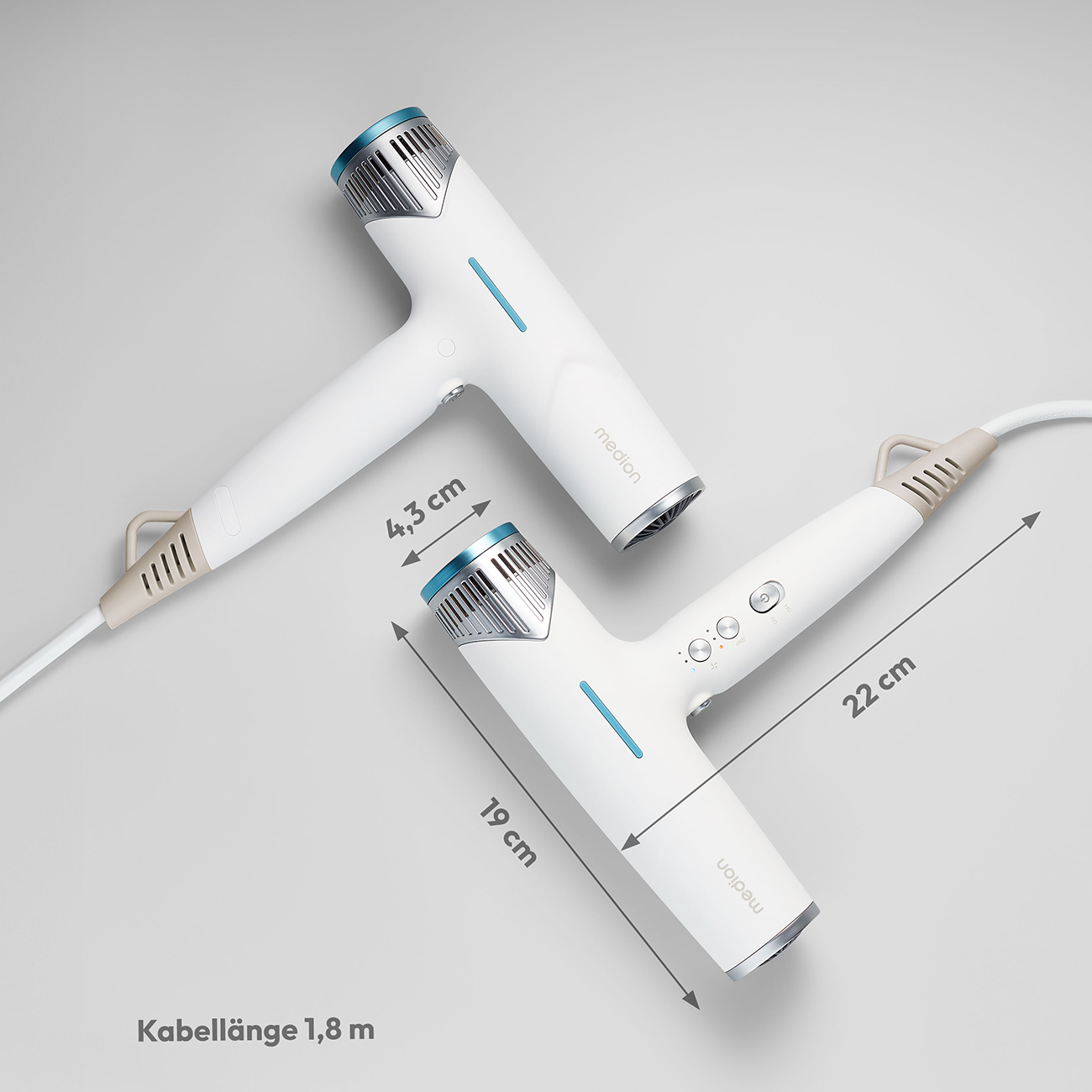 Dwie biało-niebieskie suszarki do włosów z wymiarami na szarej powierzchni. Długość kabla wynosi 1,8 m.