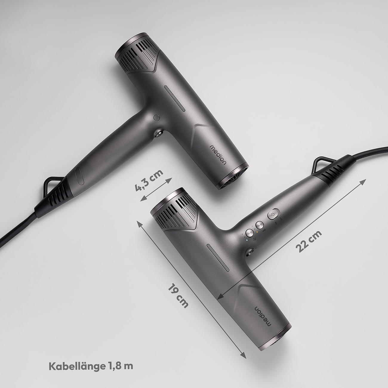 Dwie szare suszarki do włosów Medion na białej powierzchni. Wymiary i długość kabla są wskazane. Jedna suszarka ma 19 cm długości.