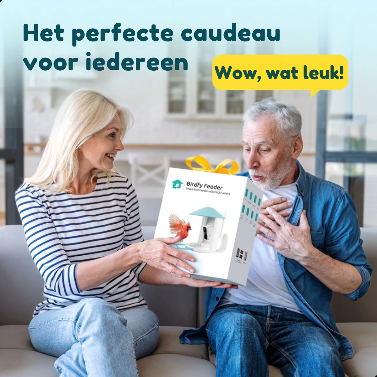 Una donna fa un regalo a un uomo. Il regalo è una scatola di mangiatoia Birdfy. Il testo dice 'Wow, wat leuk!' e 'Het perfecte cadeau voor iedereen'.